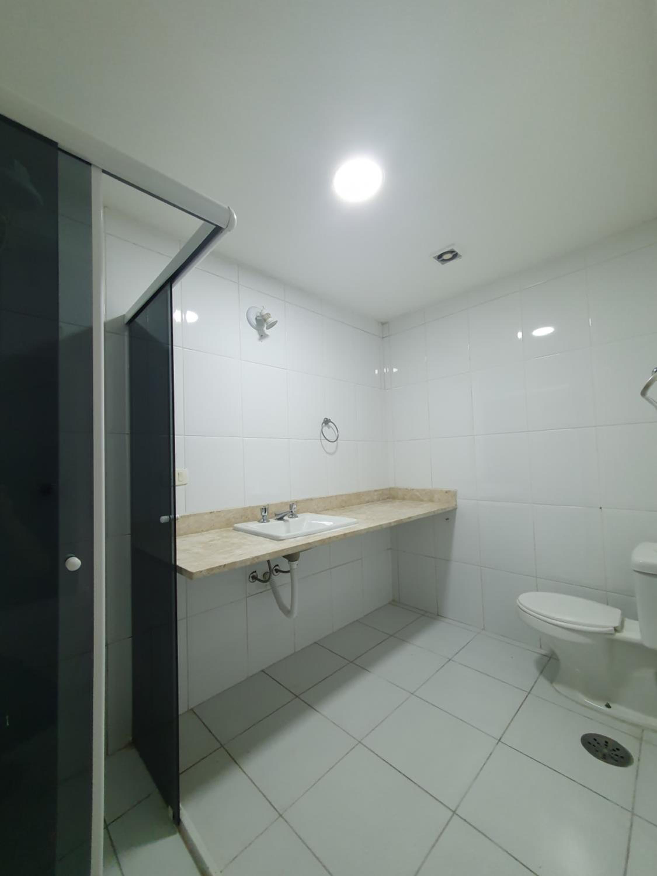 Apartamento até 10 pessoas na enseada Guarujá em condomínio clube praia piscinas salão jogos quadra futebol campo parquinho brinquedos Wi-fi Home office