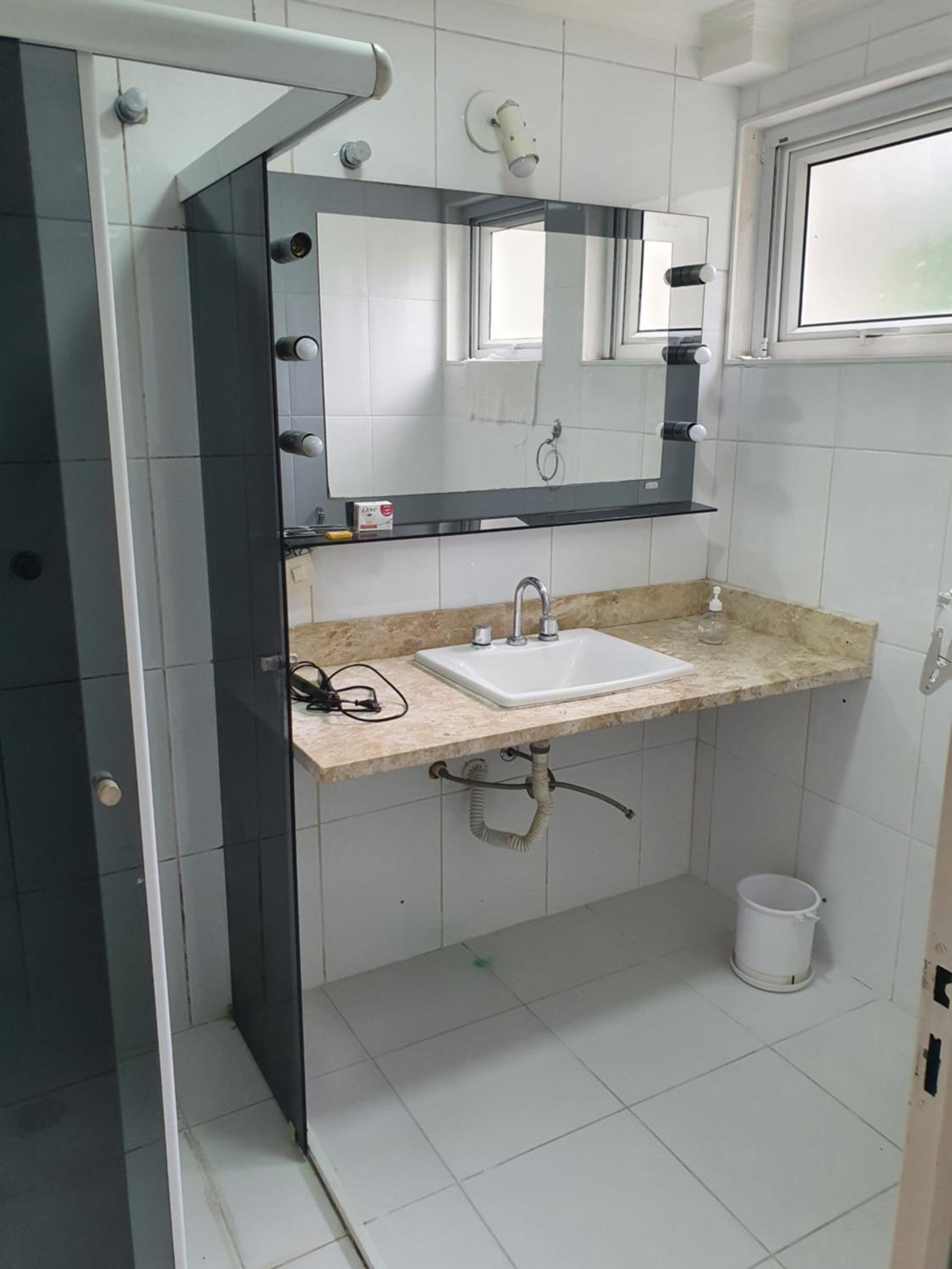 Apartamento até 10 pessoas na enseada Guarujá em condomínio clube praia piscinas salão jogos quadra futebol campo parquinho brinquedos Wi-fi Home office