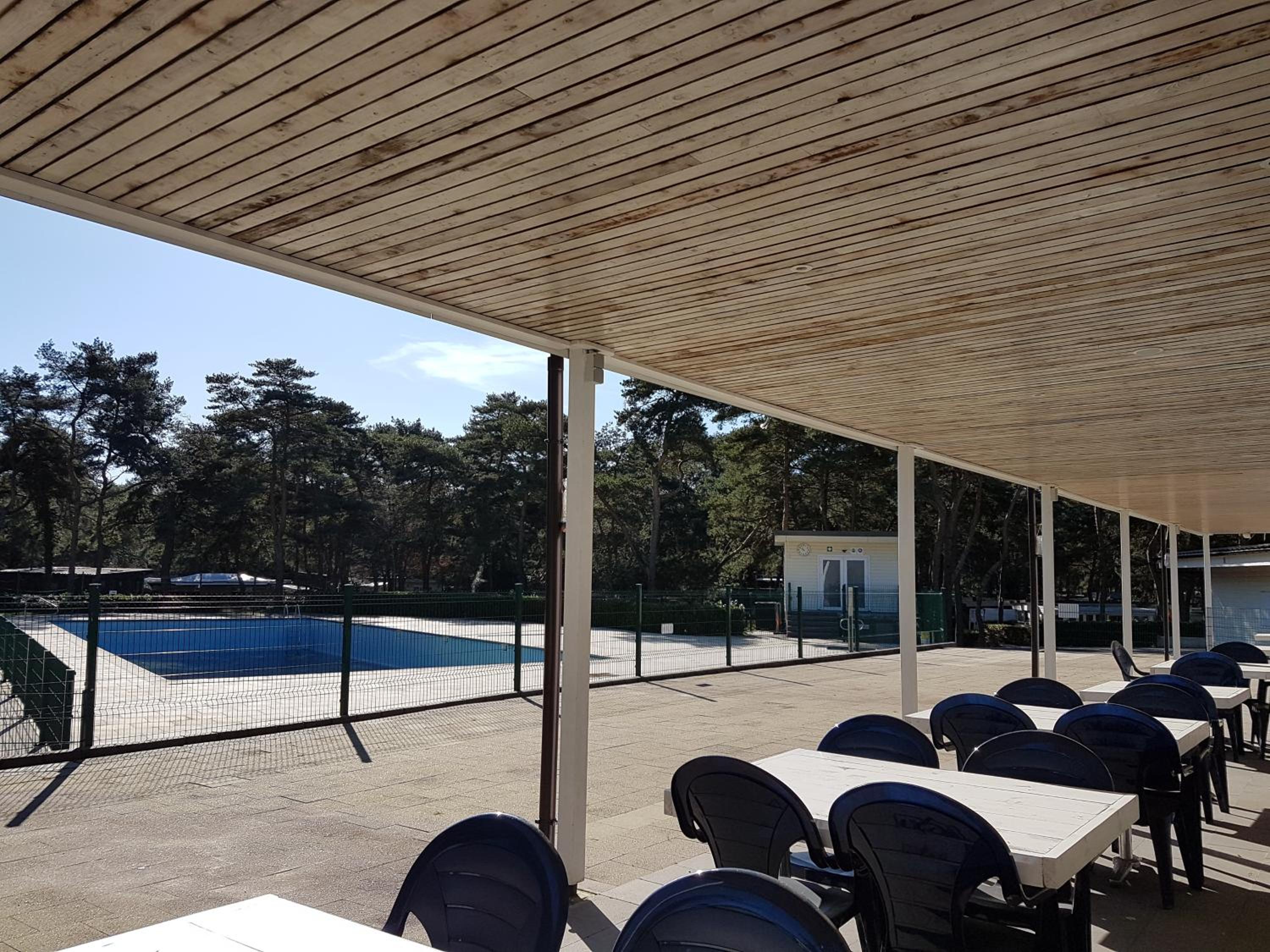" CasitaCuriosa " chalet op camping met buitenzwembad view 4