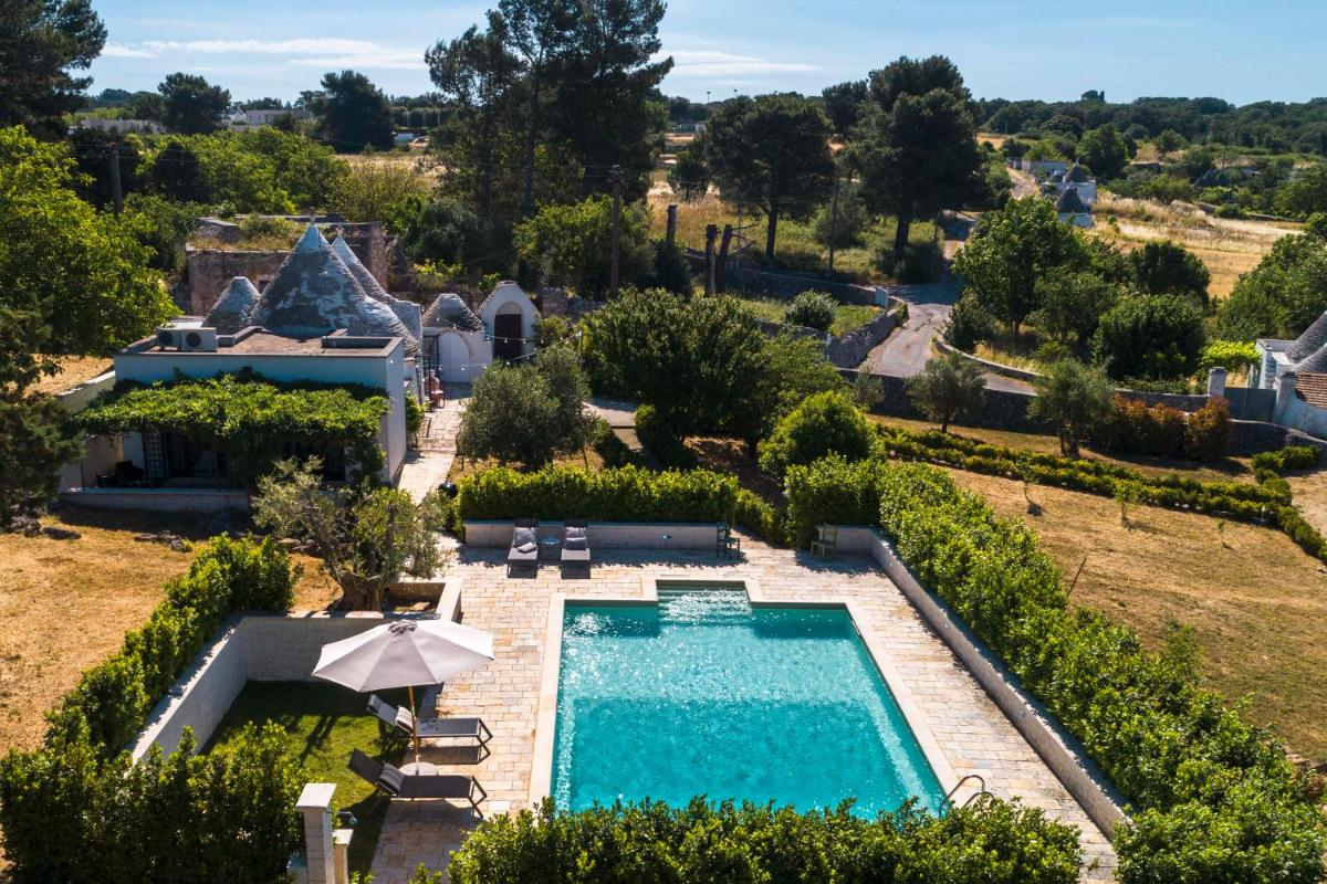 HelloApulia - Trulli Le Murge view 2