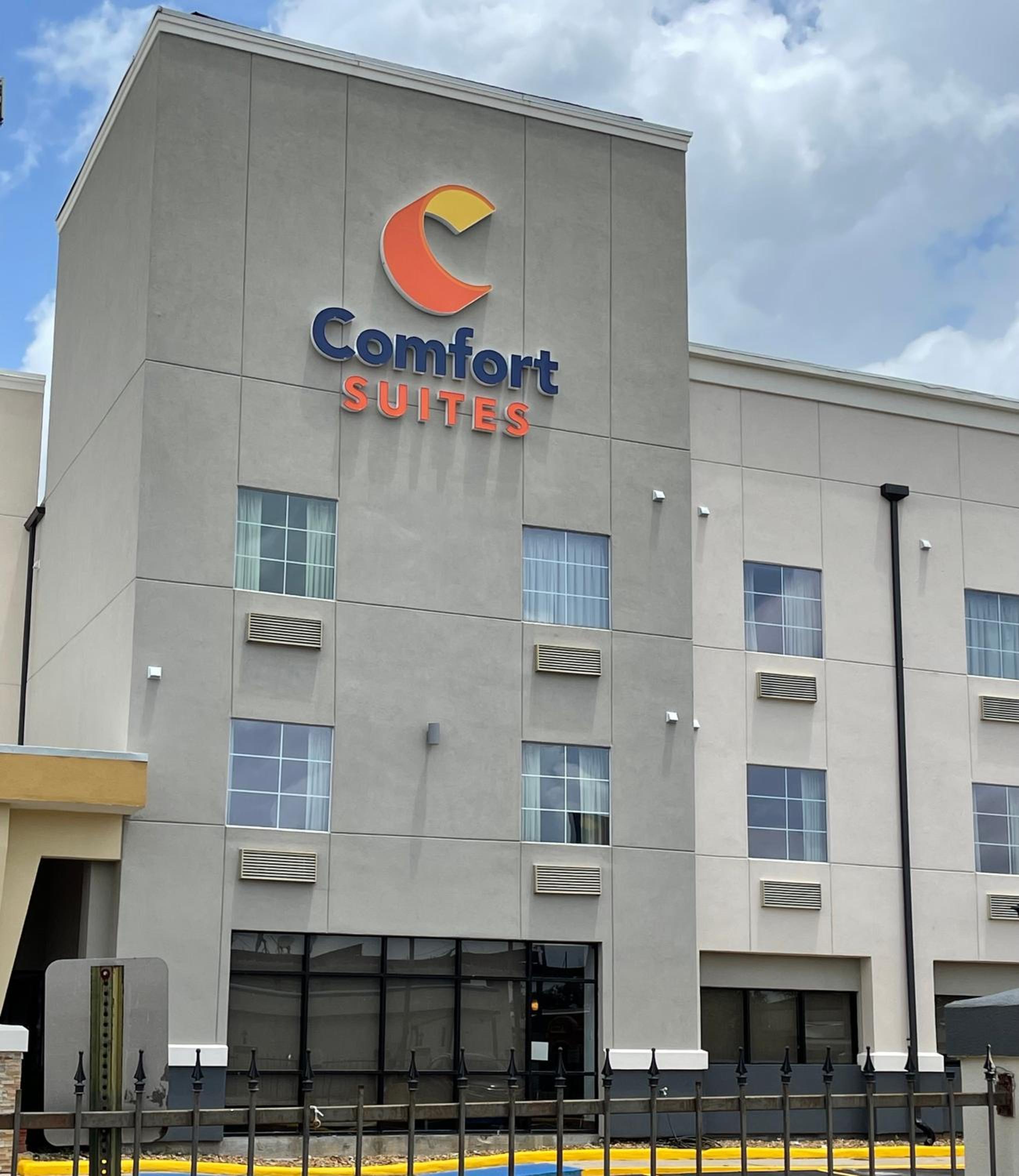Lake Charles Vacations - Comfort Suites Lake Charles - Property Image 1