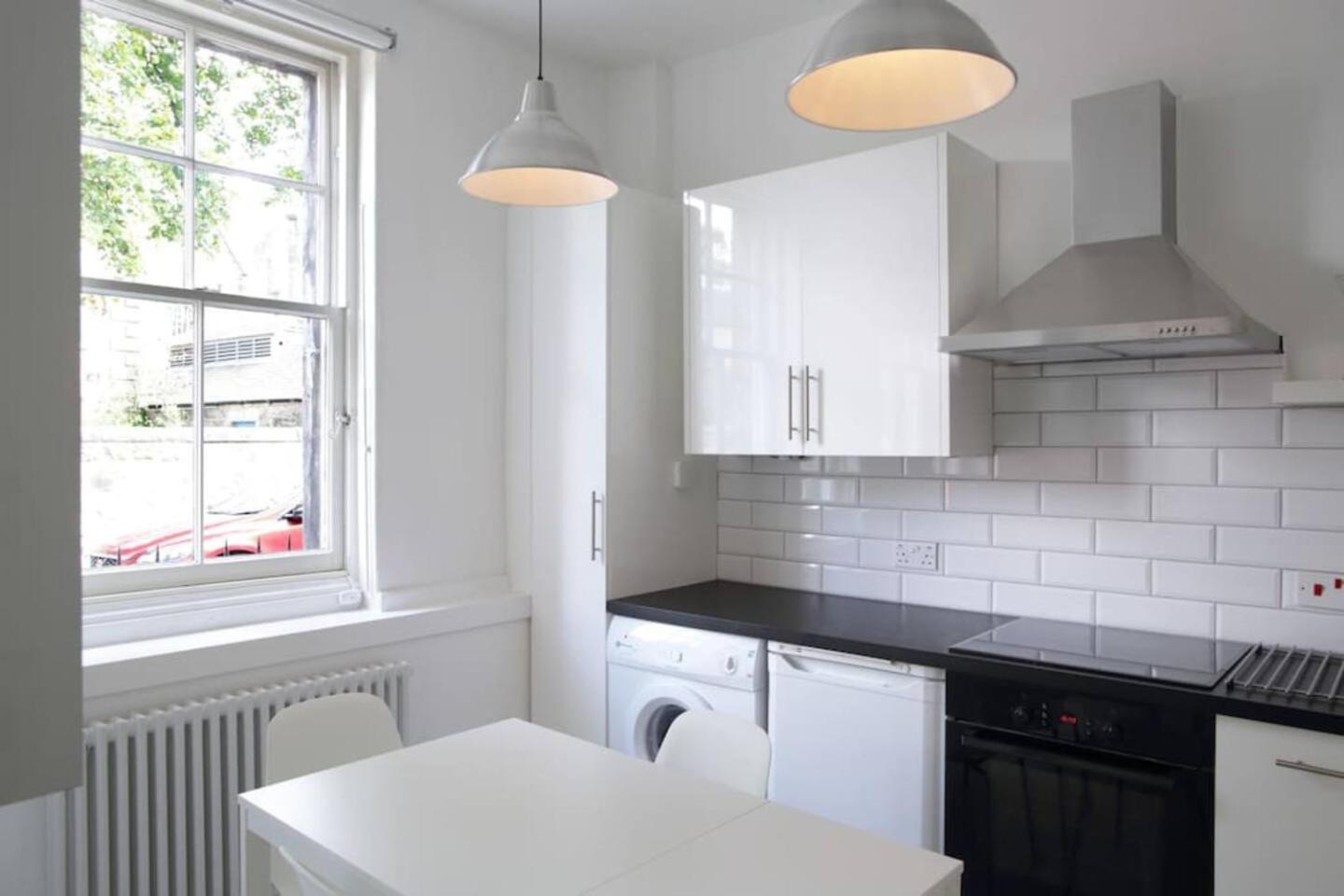 Beautiful Scandi-Inspired one bed in Stockbridge view 3