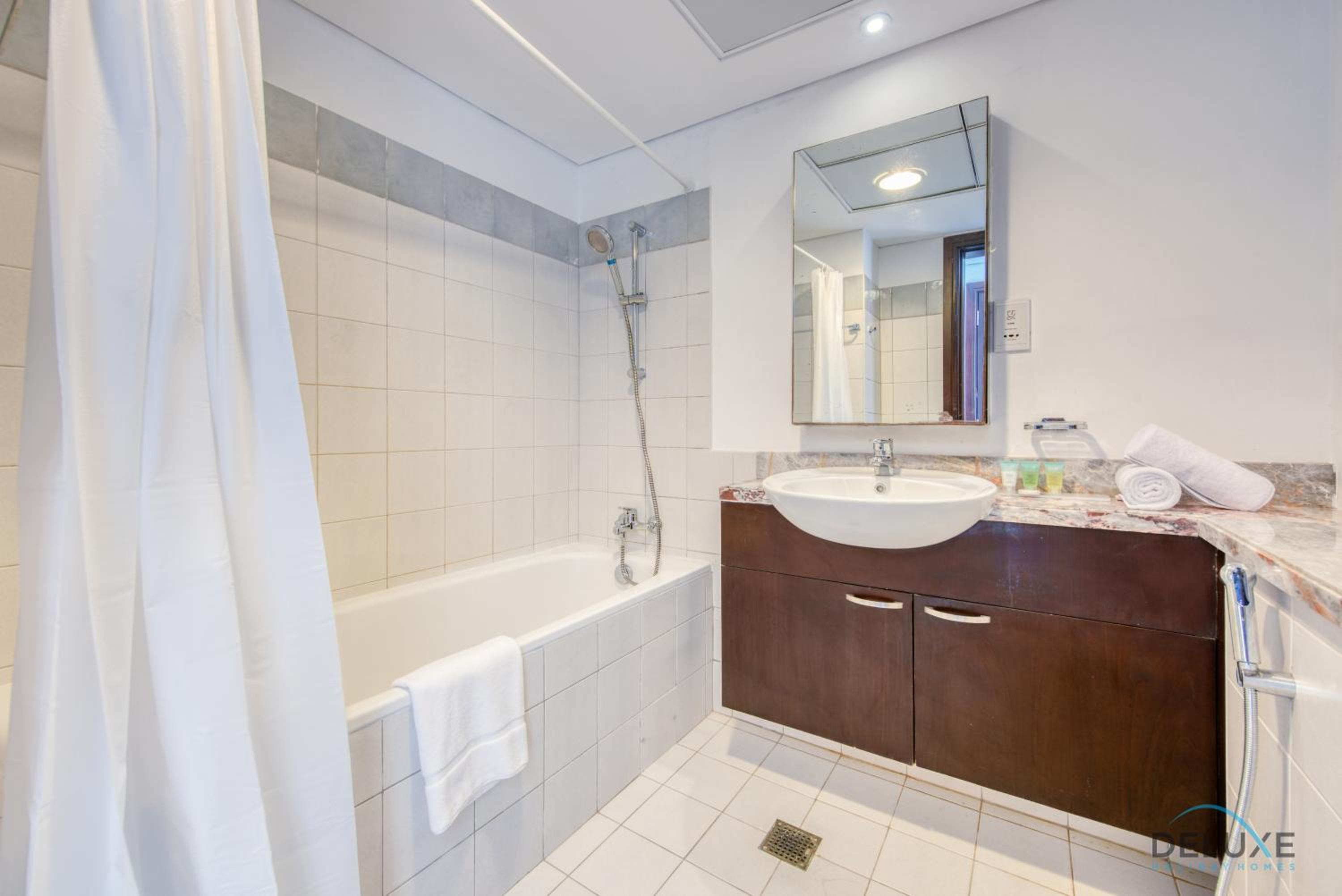 Lavish 1BR at Marina Towers Dubai Marina by Deluxe Holiday Homes