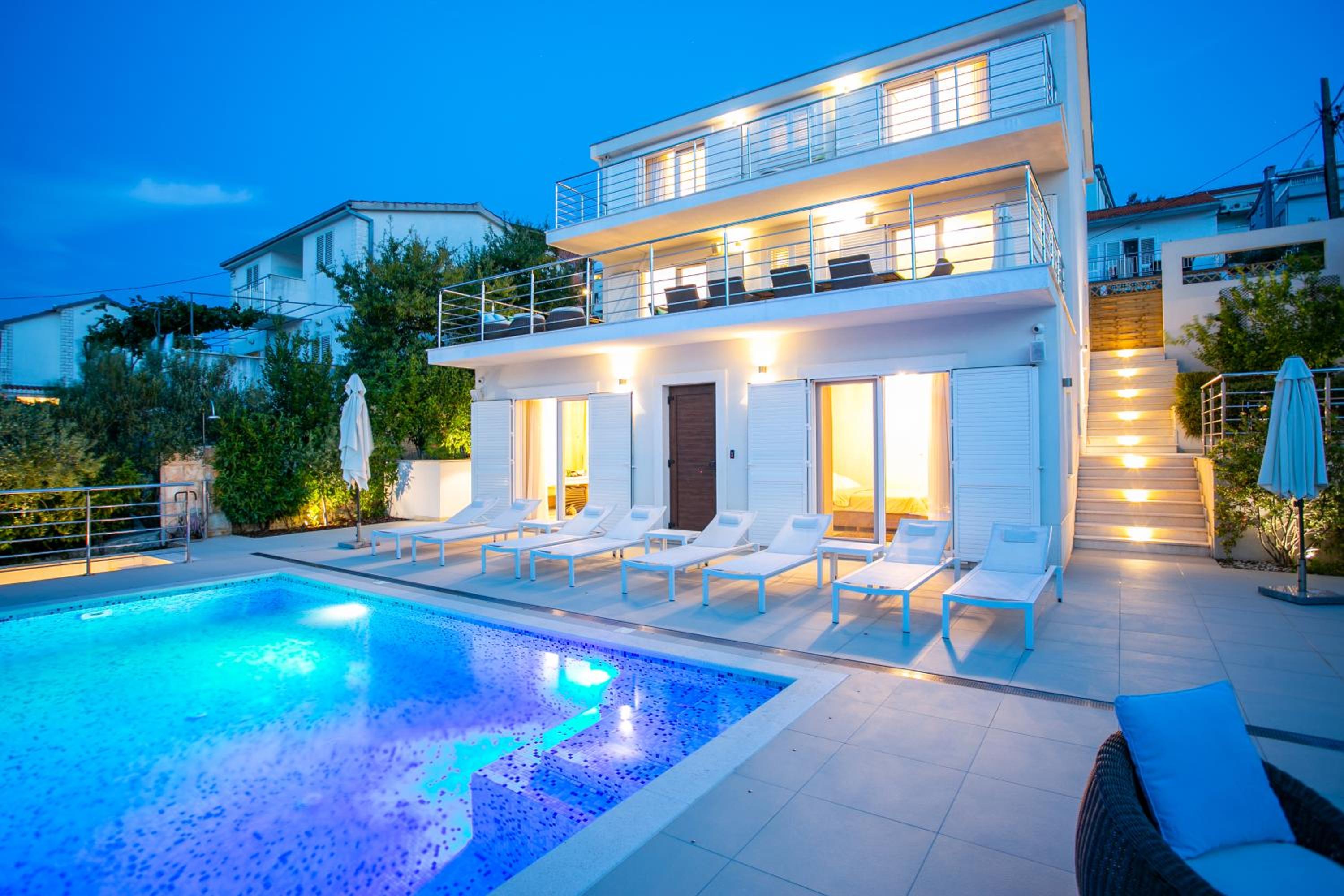 Hotel Stunning Villa Avalon with pool for 9, 2 mins to beach - Image 1