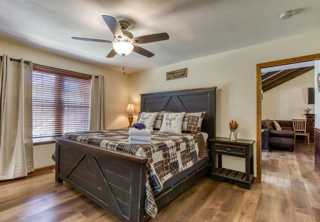 Pigeon Forge Getaway, Hot Tub, Game Room, Wifi, 560 FREE tickets each paid day! view 4