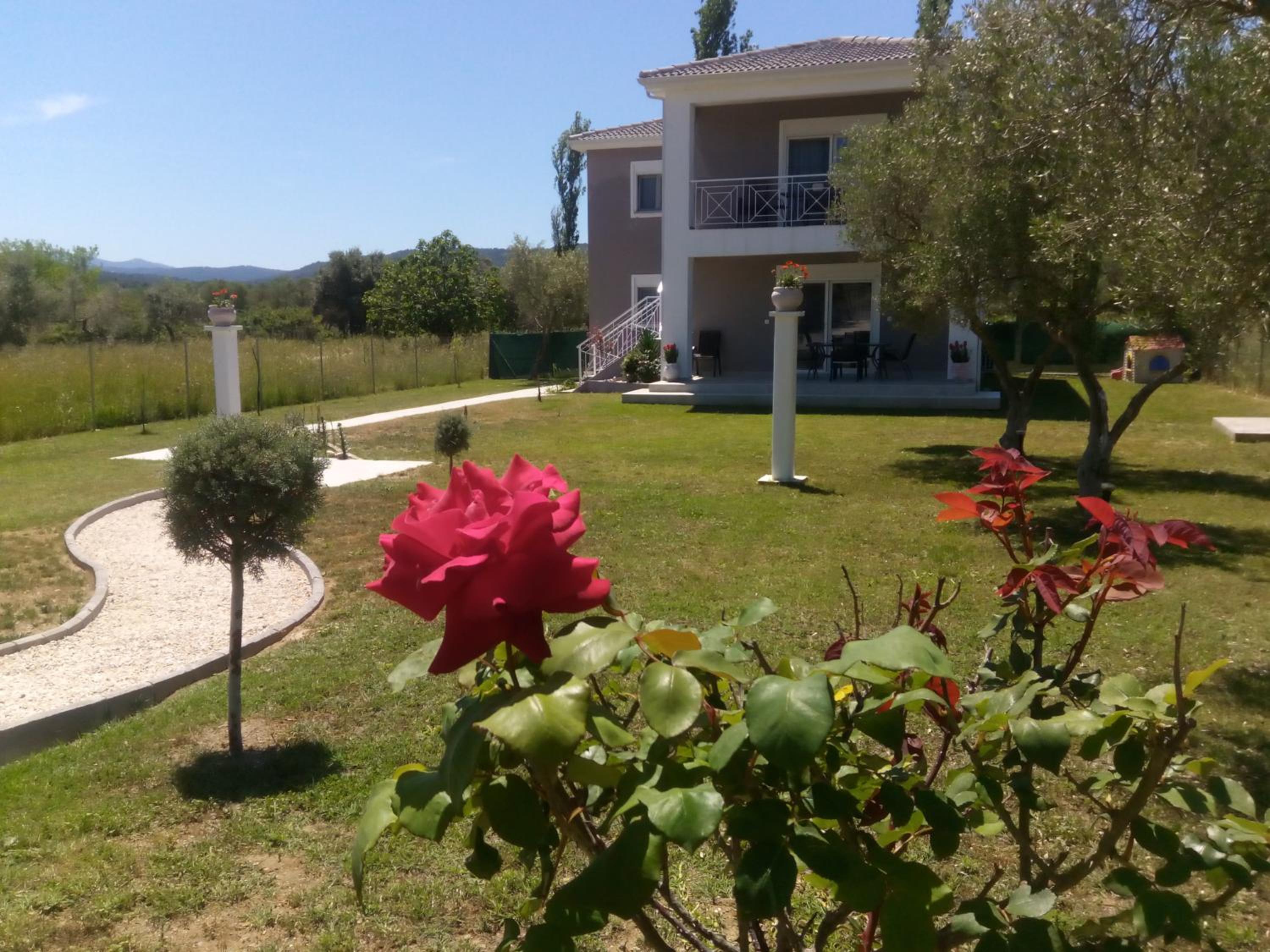 Elegant house view 4