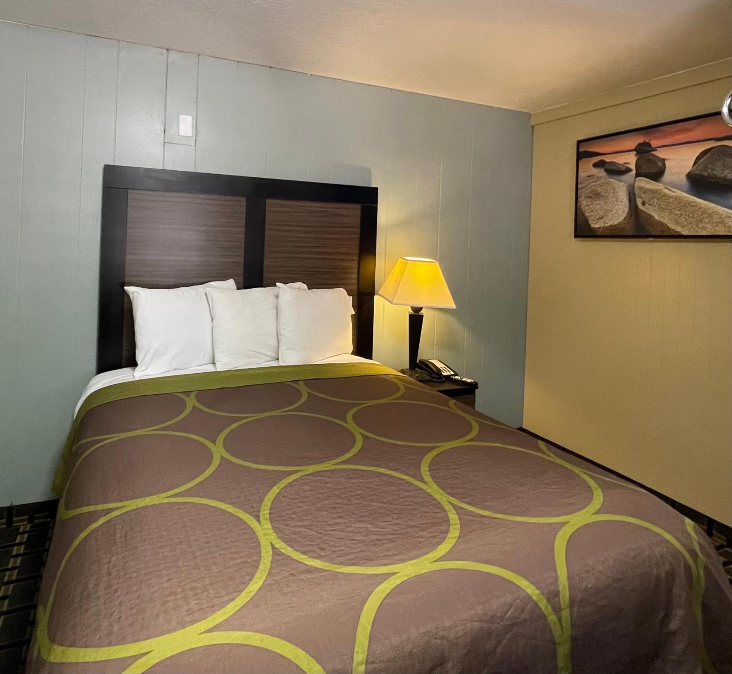 Lake Tahoe Vacations - Pinewood Inn - Property Image 4