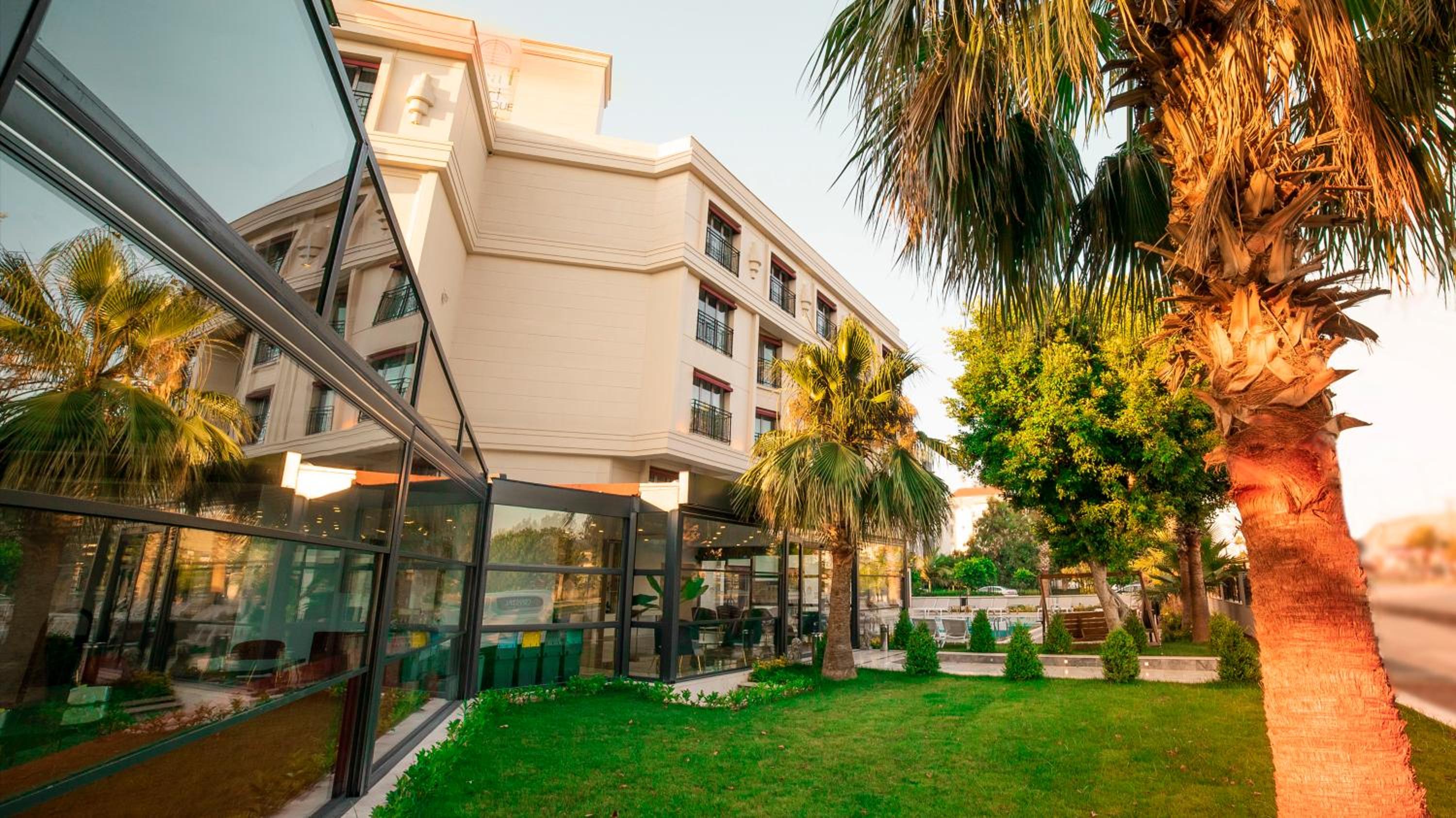 Leaf Port Hotel - Image 10