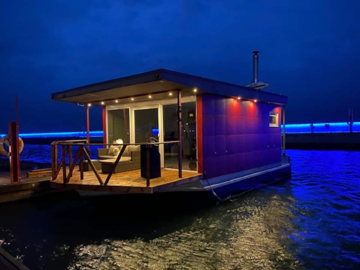 Hotel Cozy Floating house with sauna - Image 1