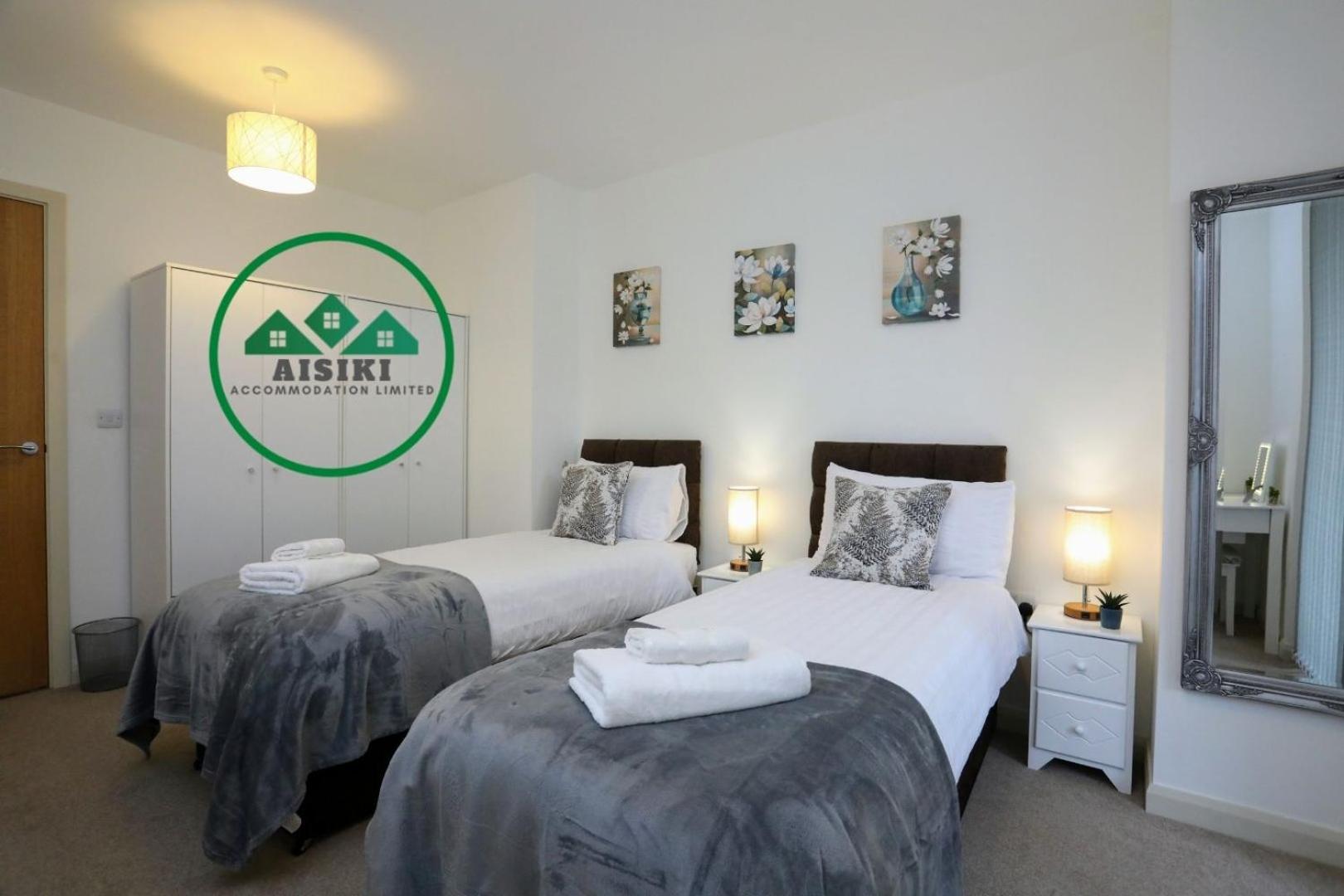 Aisiki Stays Apartments at Queensbury, Ground Floor, 2-Bedroom & 2-Bathroom, King or Twin Beds with Front Porch, with Free WiFi and Parking Space view 5