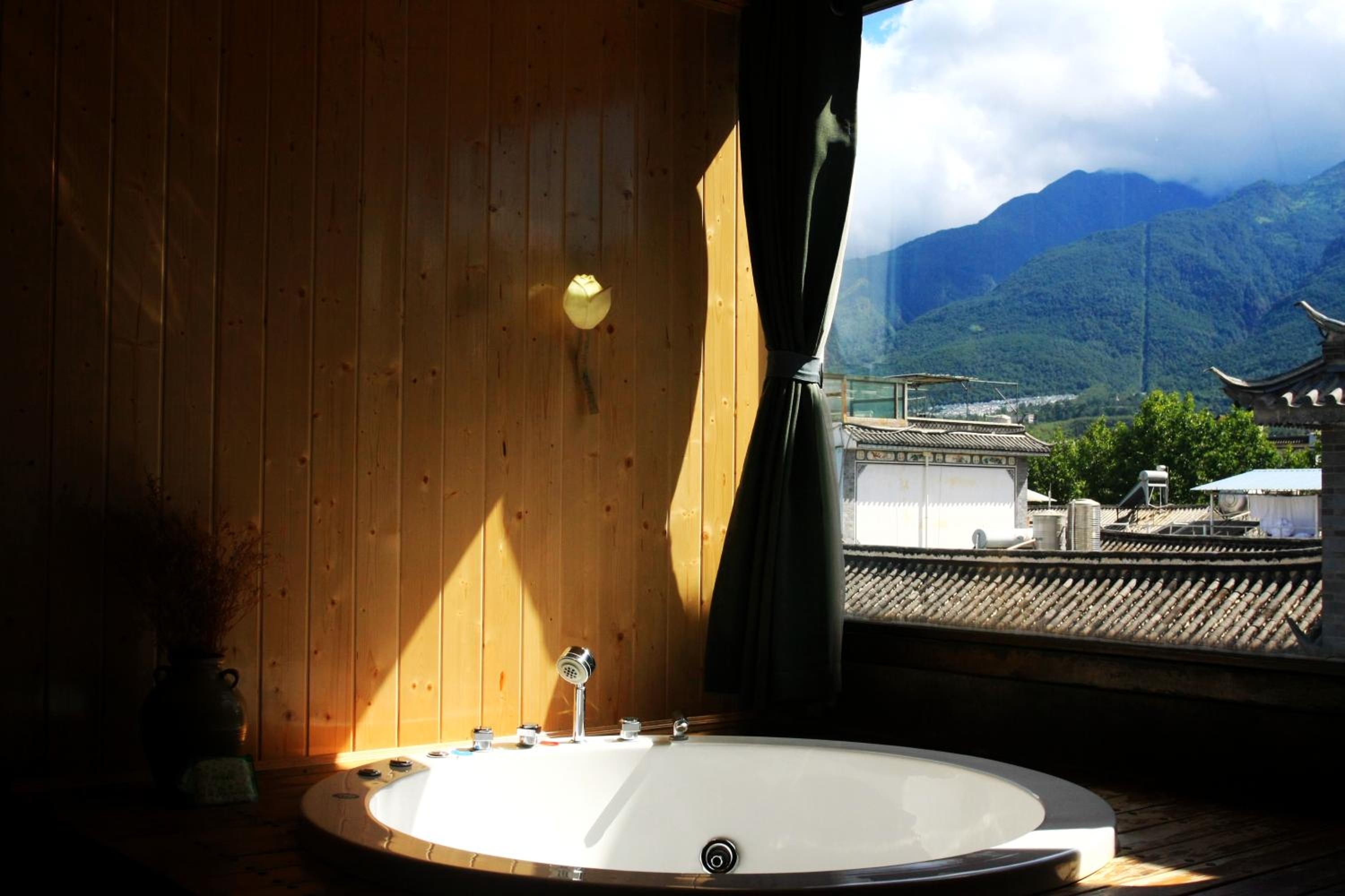 Dali Buxianshan Guesthouse-in Dali ancient city, free coffee, english speaking employee