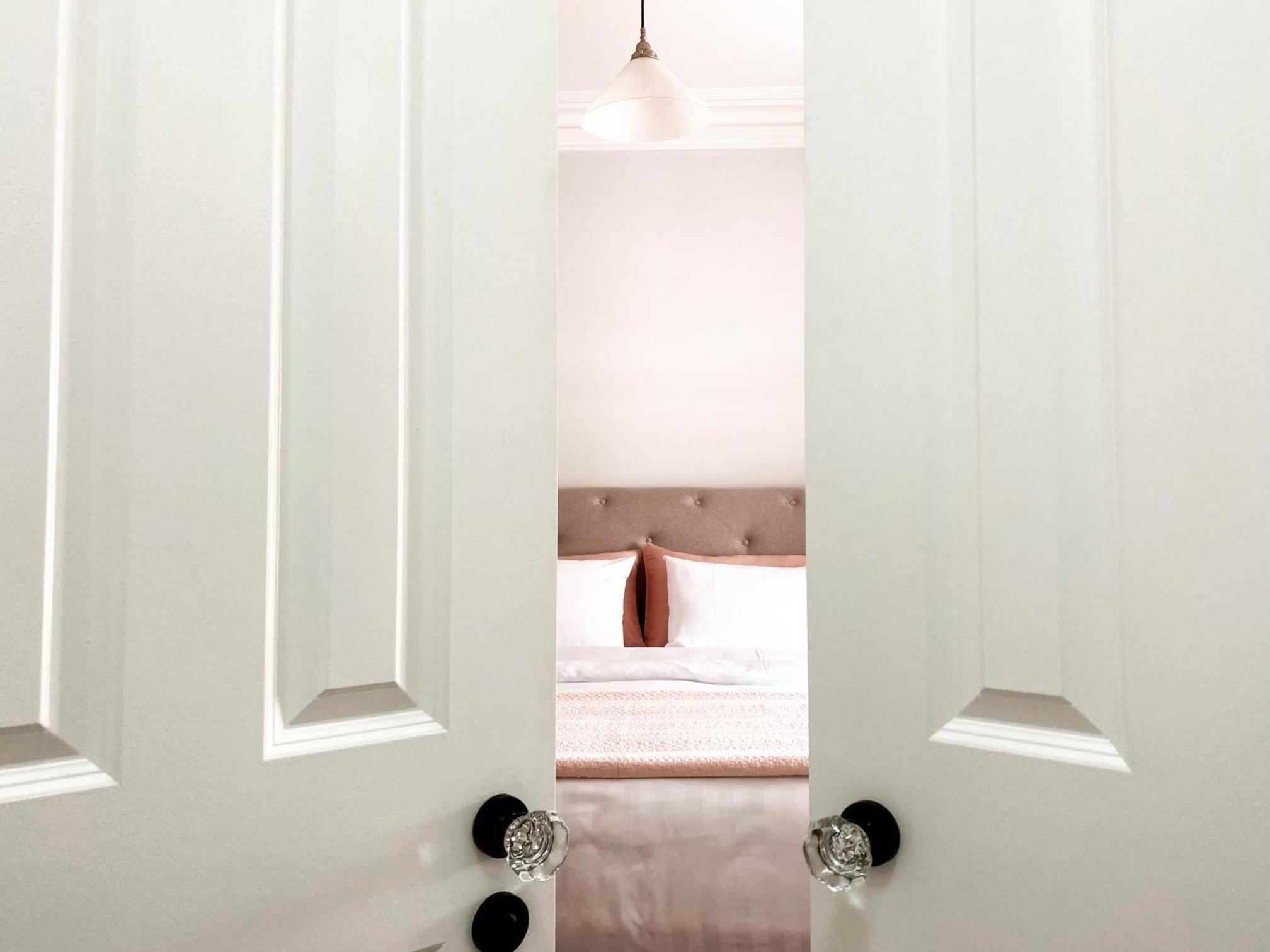 Saint Brides - Superior Boutique Accomodation - STEPS TO PAKINGTON STREET