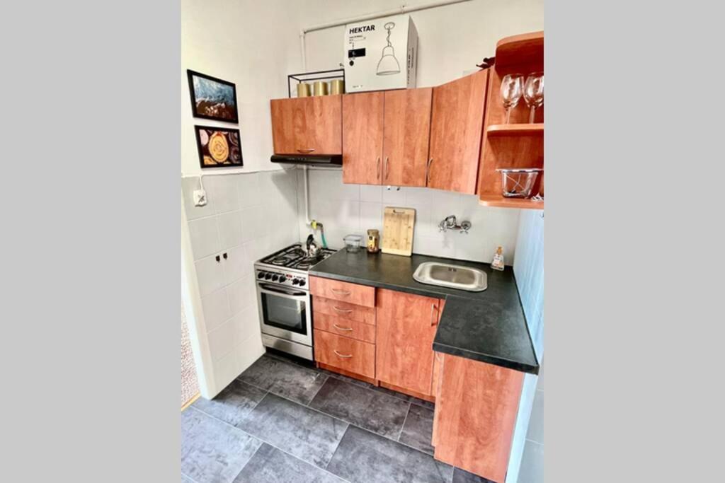 AirCondition GREEN 2, 2xMetro WiFi 50’TV Netflix HBO AppleTV view 4