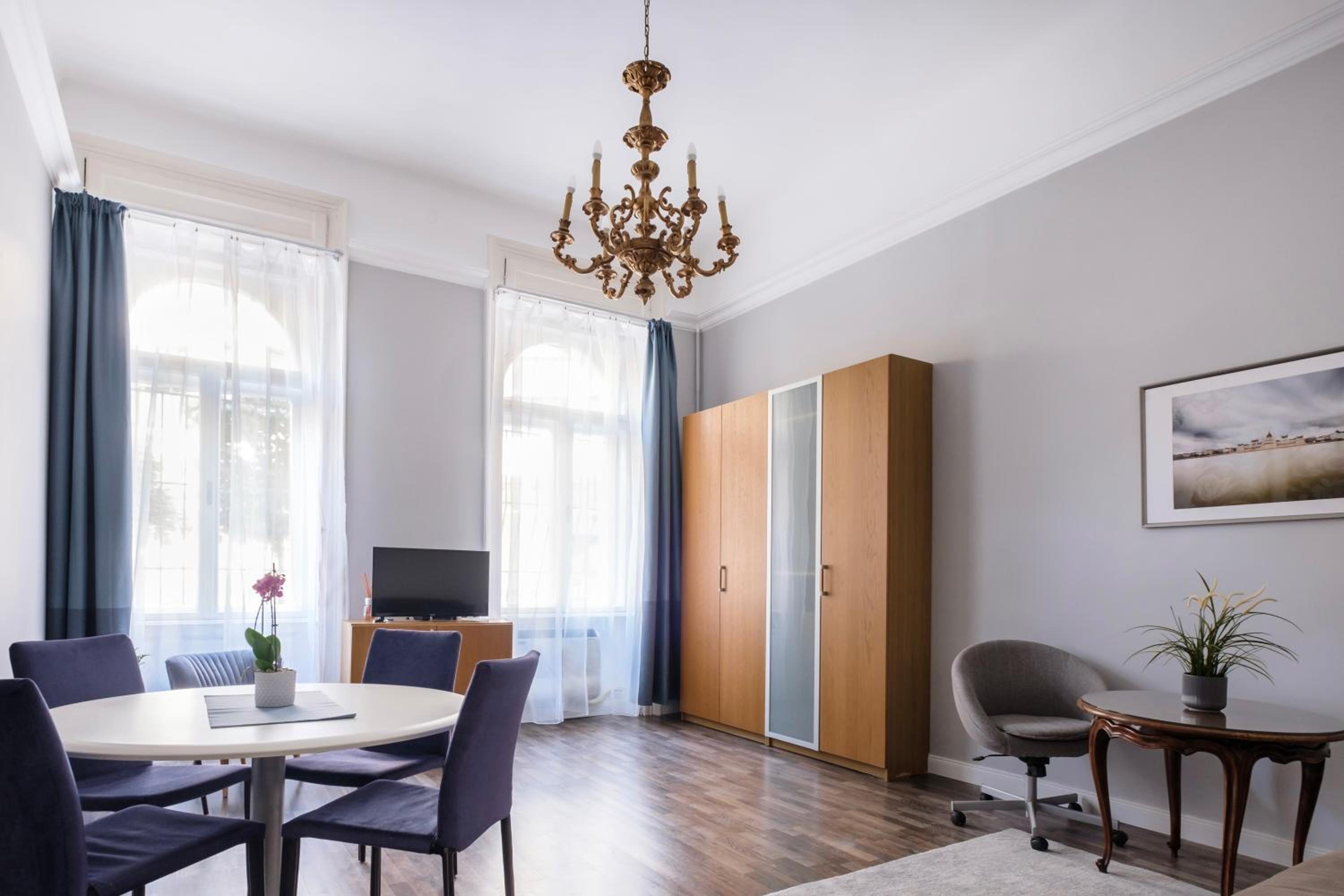 New York Cafe Apartment in Center