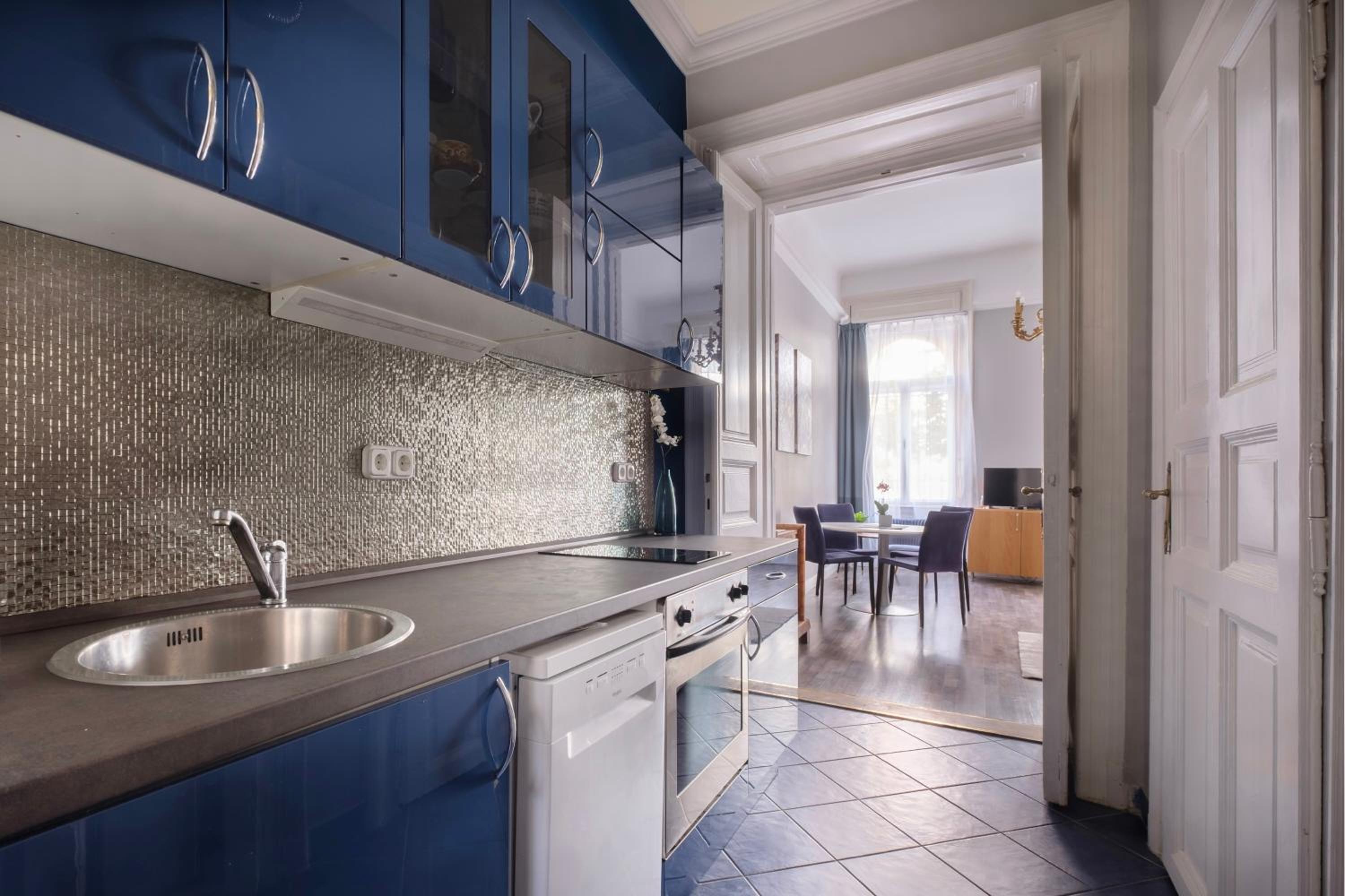 New York Cafe Apartment in Center