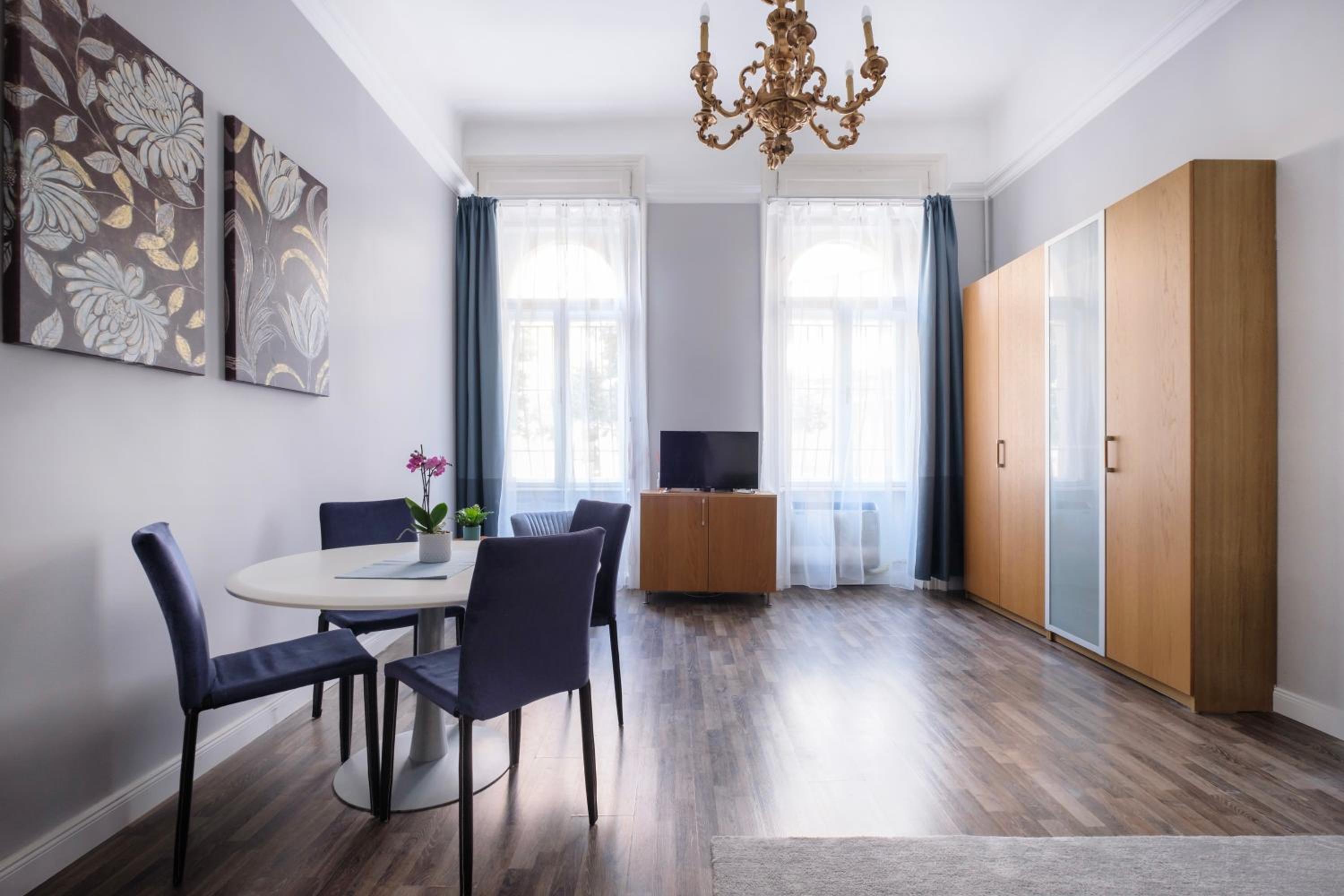 New York Cafe Apartment in Center