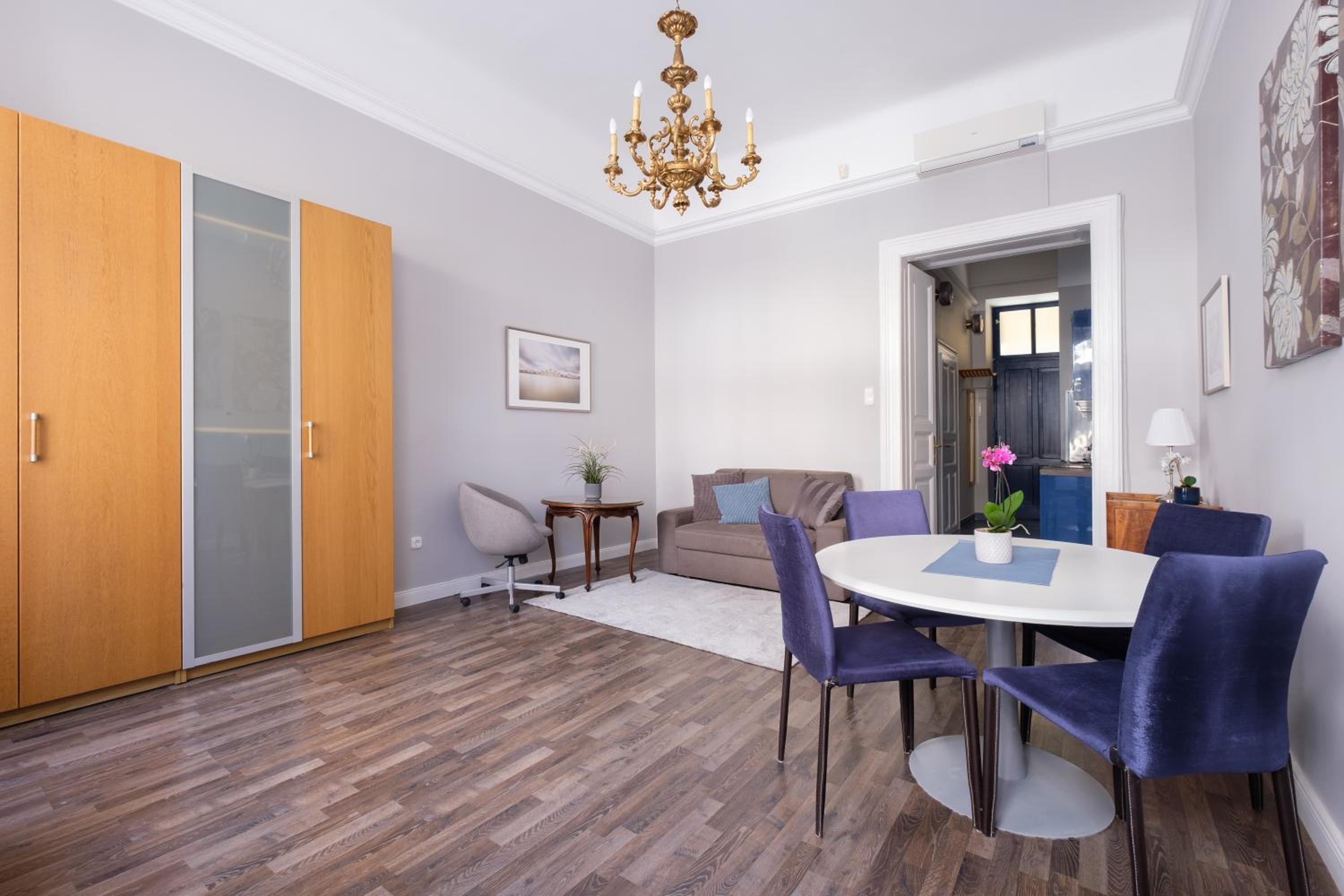 New York Cafe Apartment in Center
