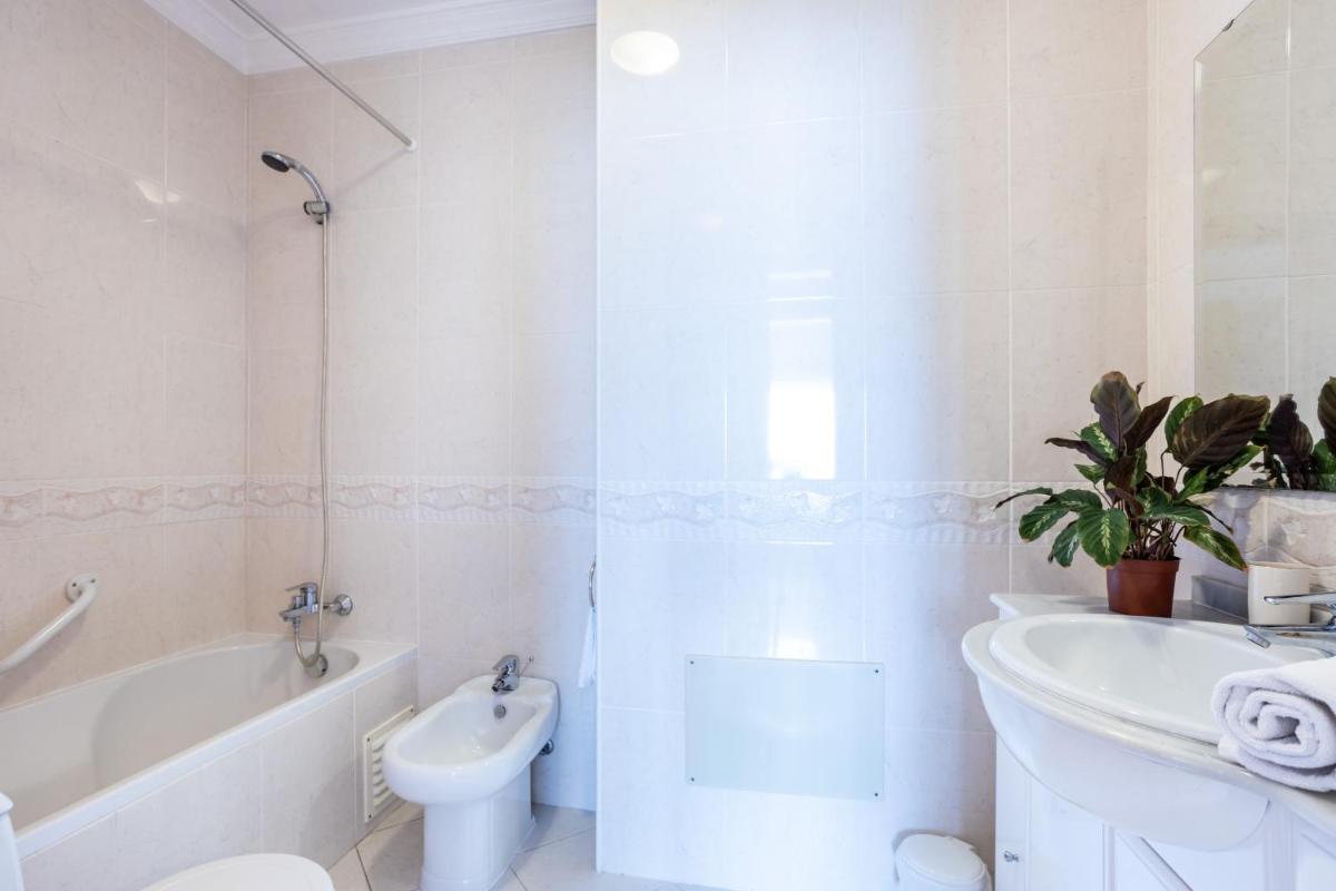 Top floor apartment with great views! photo 4