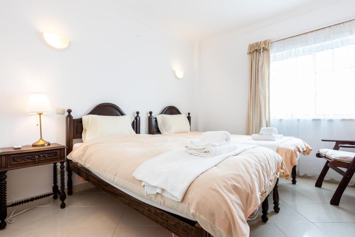Top floor apartment with great views! photo 3