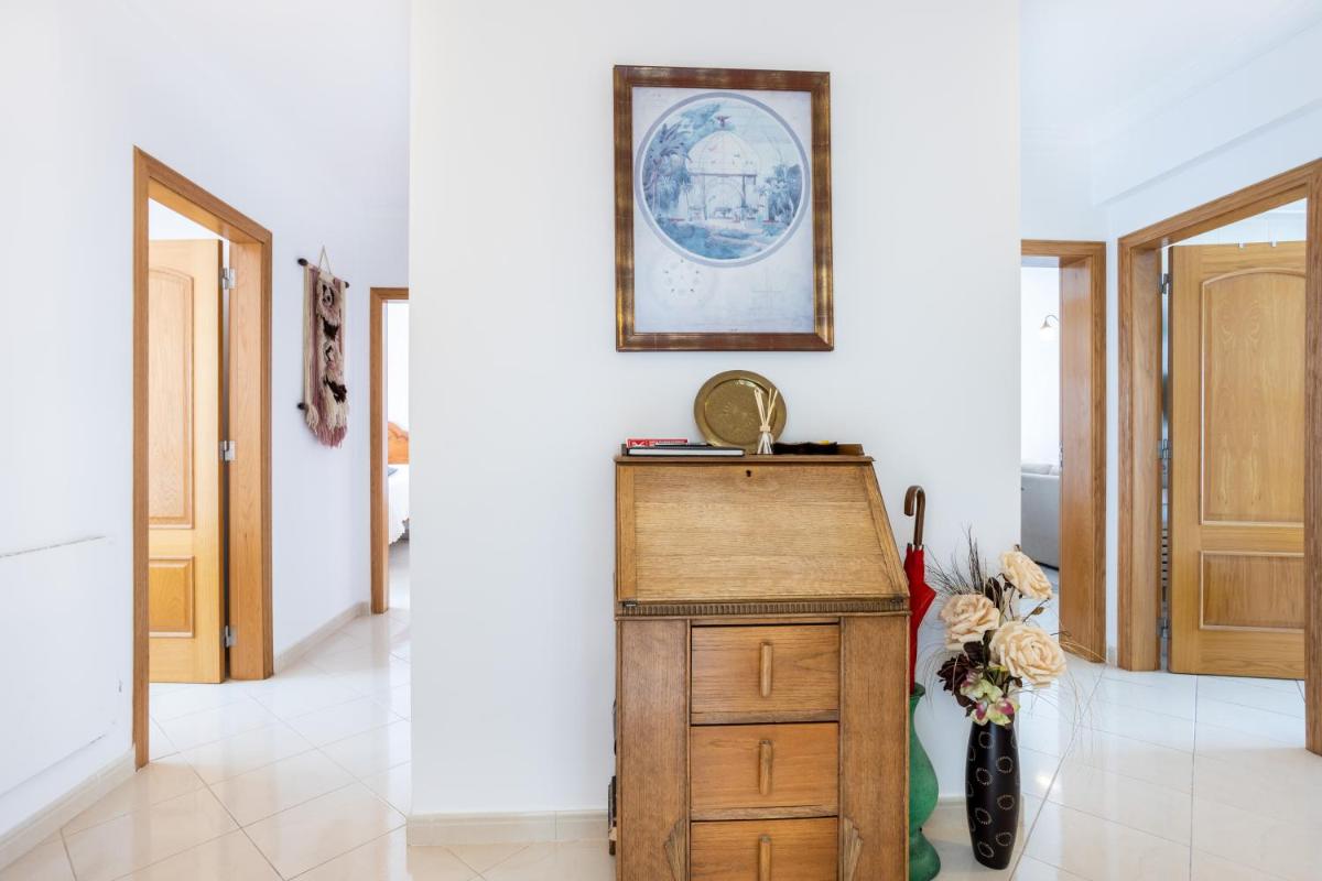 Top floor apartment with great views! photo 5