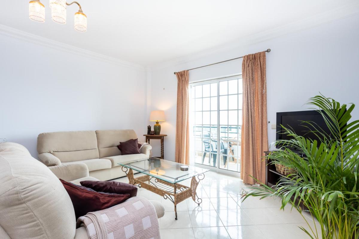 Top floor apartment with great views! photo 1