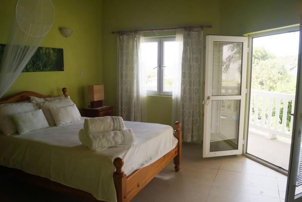 Spacious Apartment in Quiet Neighborhood nr Airport and Beach