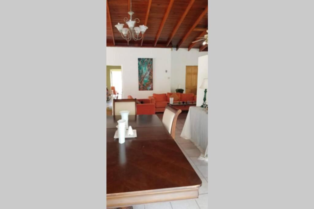 Spacious Apartment in Quiet Neighborhood nr Airport and Beach