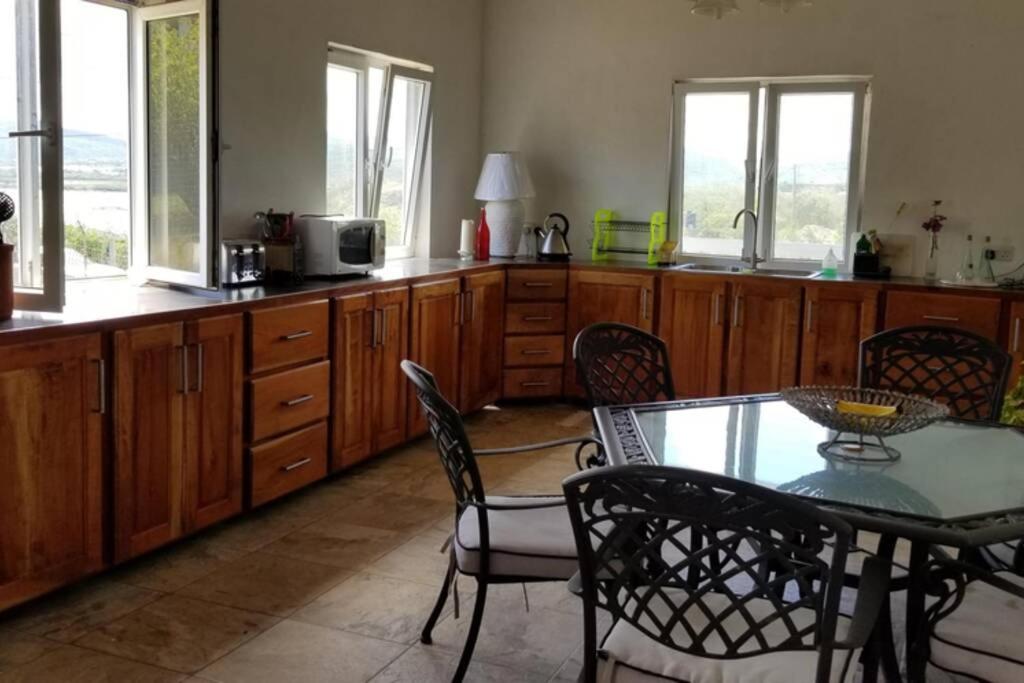 Spacious Apartment in Quiet Neighborhood nr Airport and Beach, photo 15