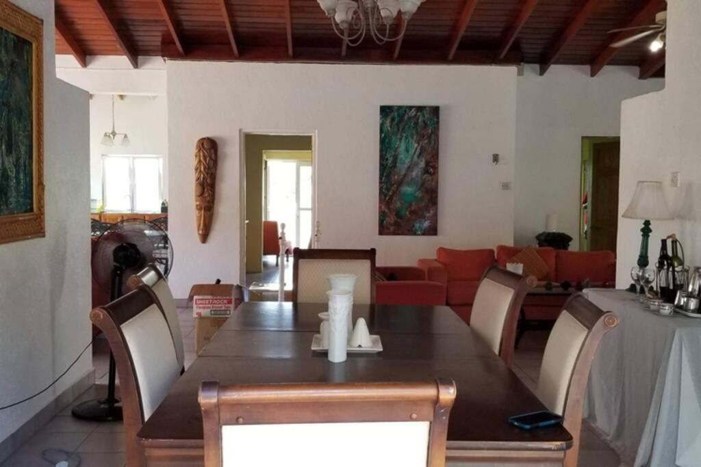 Spacious Apartment in Quiet Neighborhood nr Airport and Beach