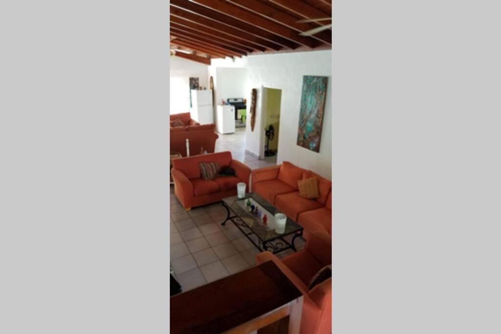 Spacious Apartment in Quiet Neighborhood nr Airport and Beach, photo 24