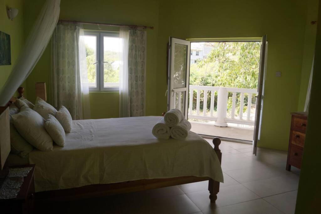 Spacious Apartment in Quiet Neighborhood nr Airport and Beach, photo 12