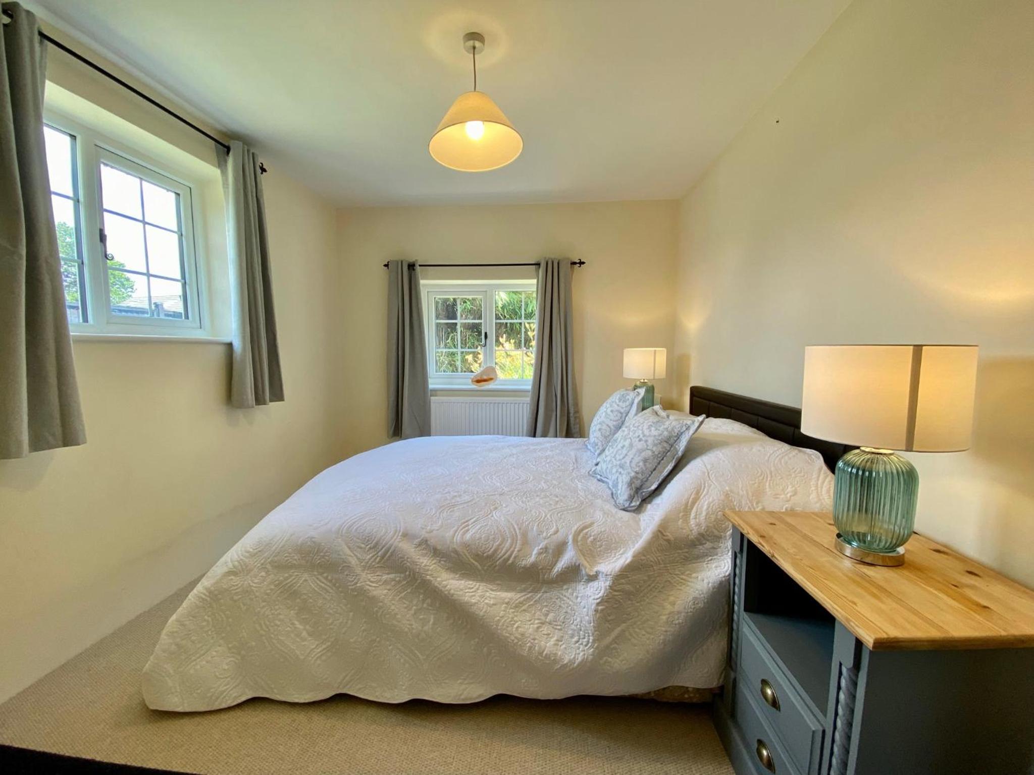 Beautiful Character 5 Bedroom Dorset Thatched Cottage - Great Location - Garden - Parking - Fast WiFi - Smart TV - Newly decorated - sleeps up to 10! Only view 3