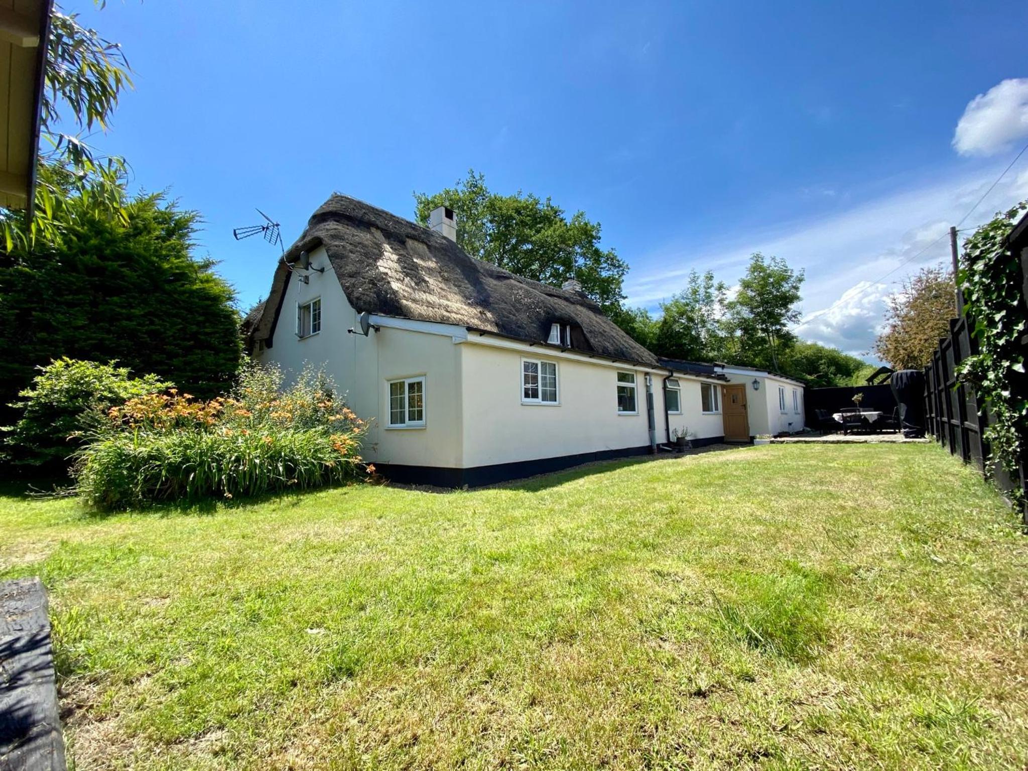 Beautiful Character 5 Bedroom Dorset Thatched Cottage - Great Location - Garden - Parking - Fast WiFi - Smart TV - Newly decorated - sleeps up to 10! Only view 5