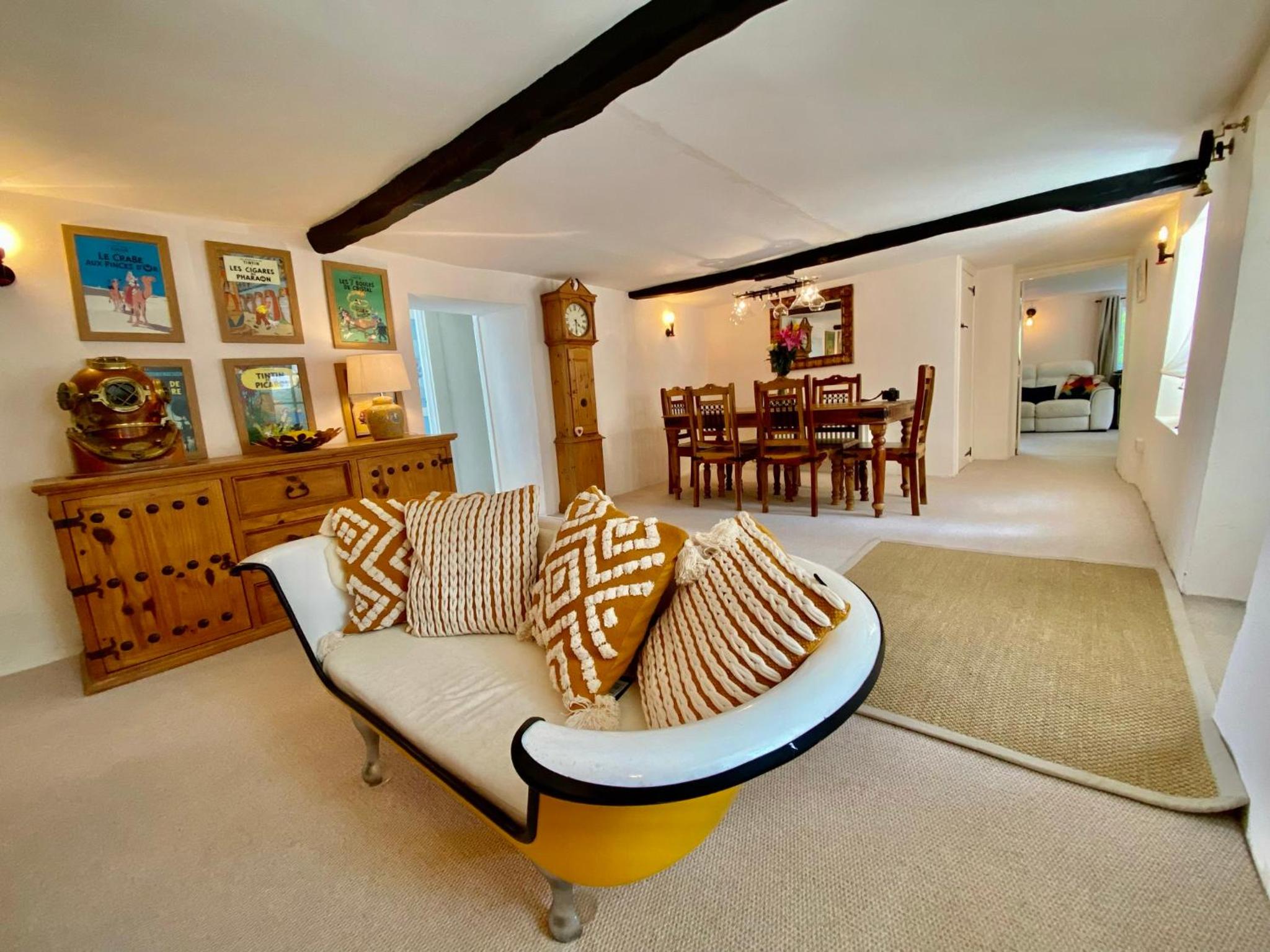 Beautiful Character 5 Bedroom Dorset Thatched Cottage - Great Location - Garden - Parking - Fast WiFi - Smart TV - Newly decorated - sleeps up to 10! Only view 4