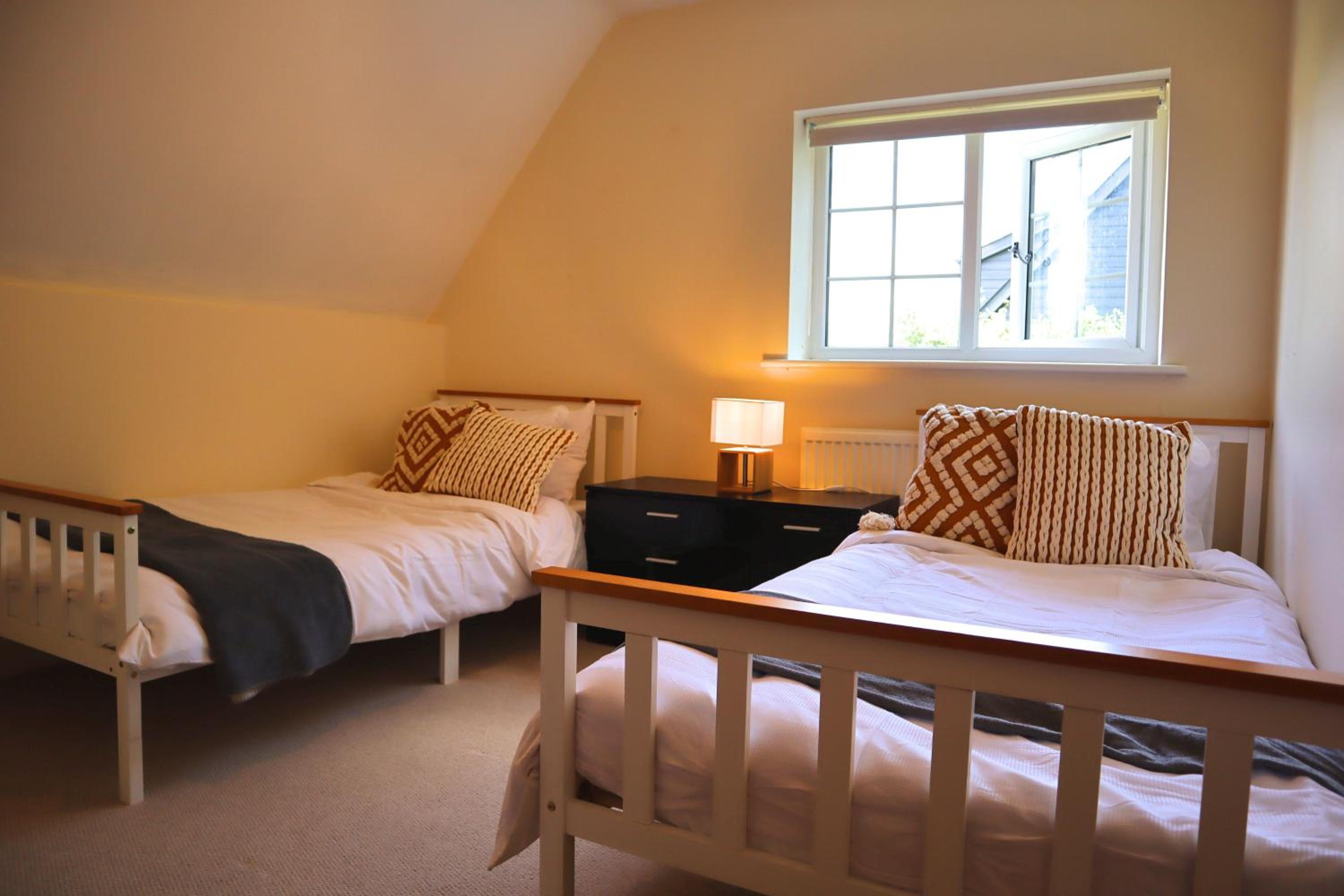 Beautiful Character 5 Bedroom Dorset Thatched Cottage - Great Location - Garden - Parking - Fast WiFi - Smart TV - Newly decorated - sleeps up to 10! Only view 2
