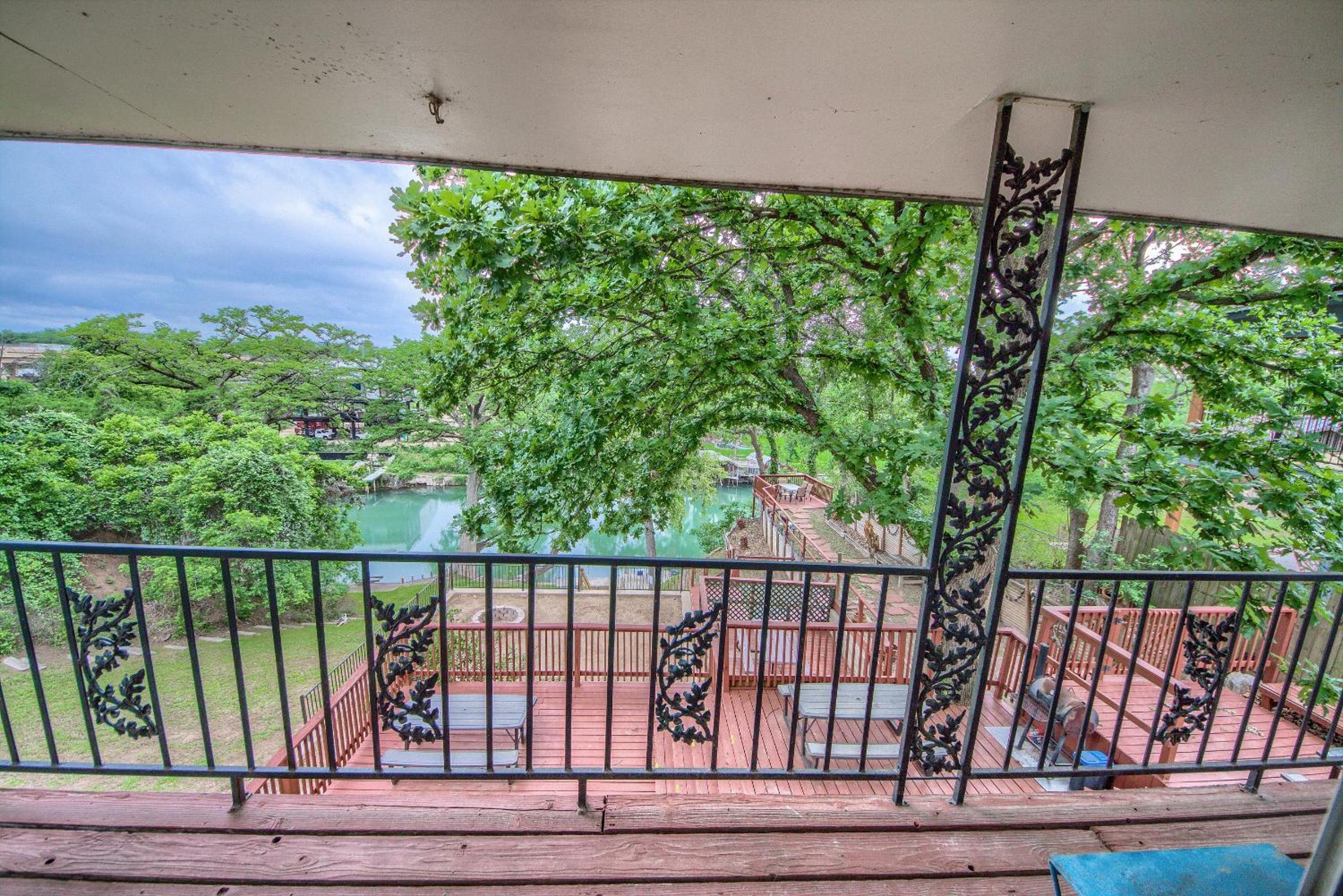 LD 1683 Texas River Haus