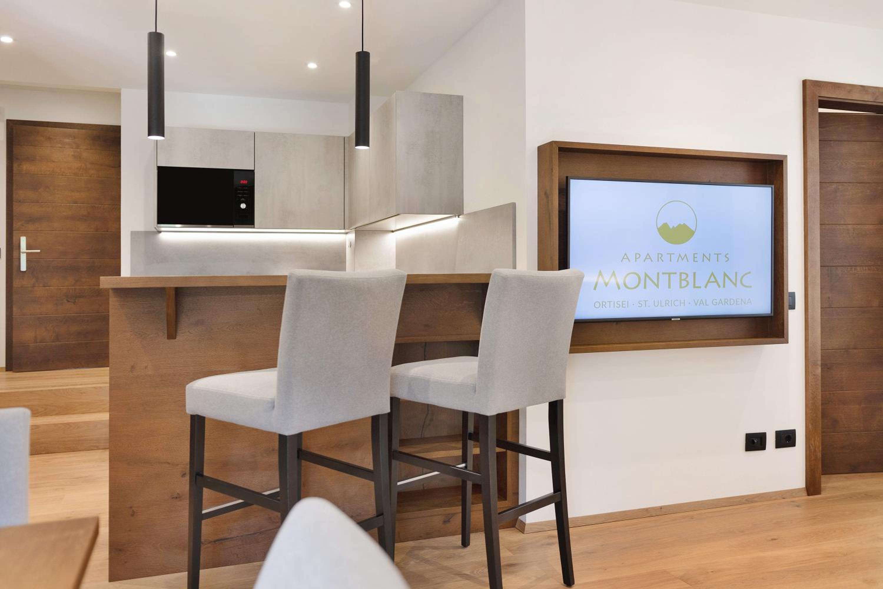 Apartments Montblanc Sella view 3