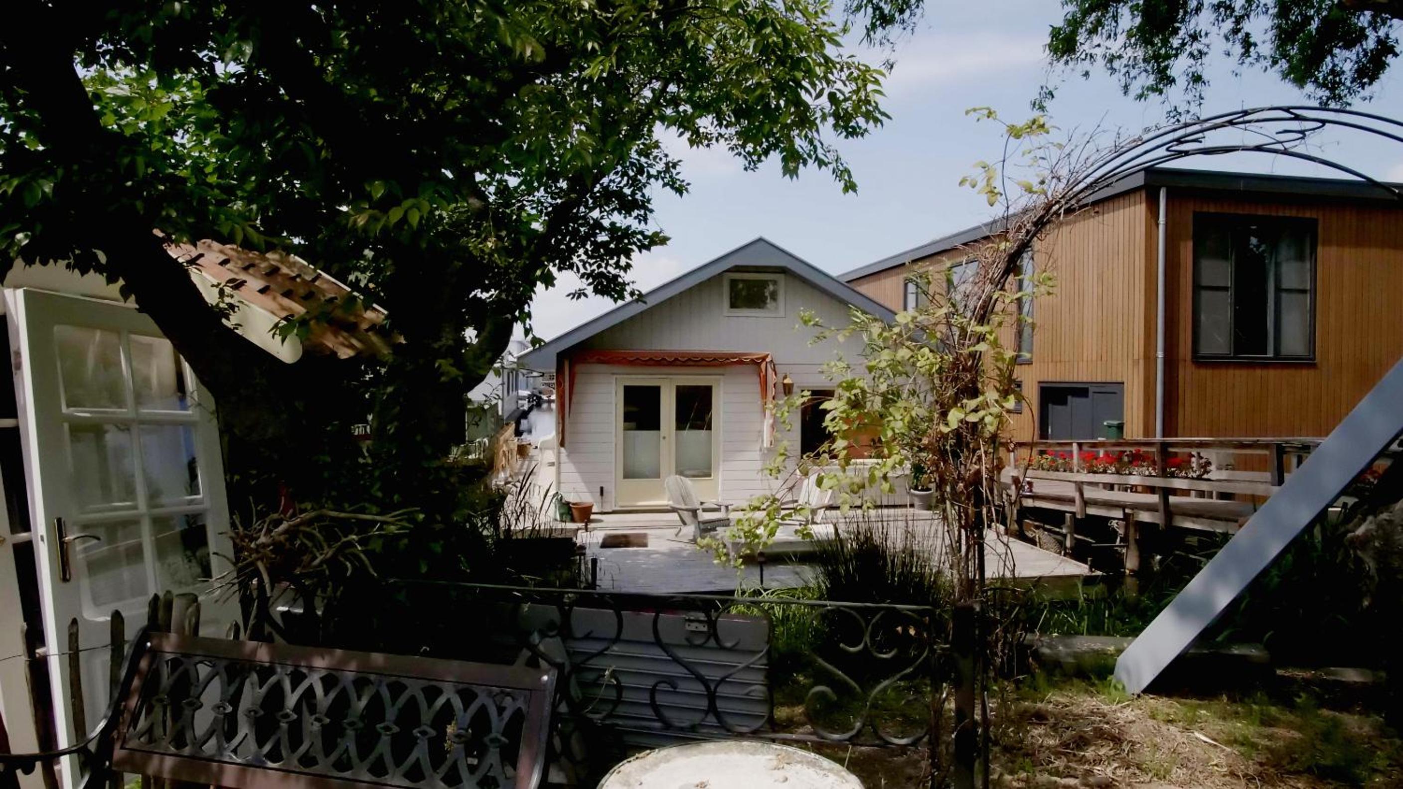 Houseboat apartment with water terrace, free bikes & fast wifi