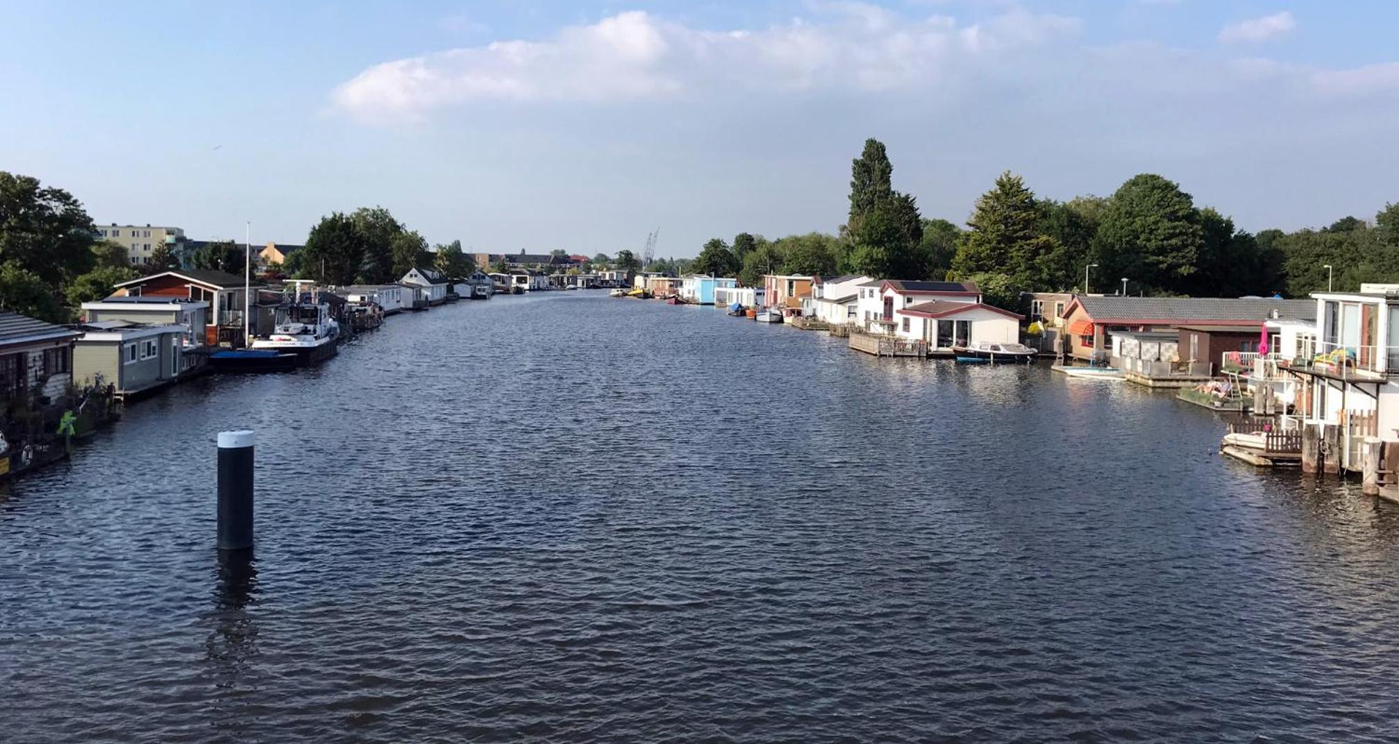 Houseboat apartment with water terrace, free bikes & fast wifi