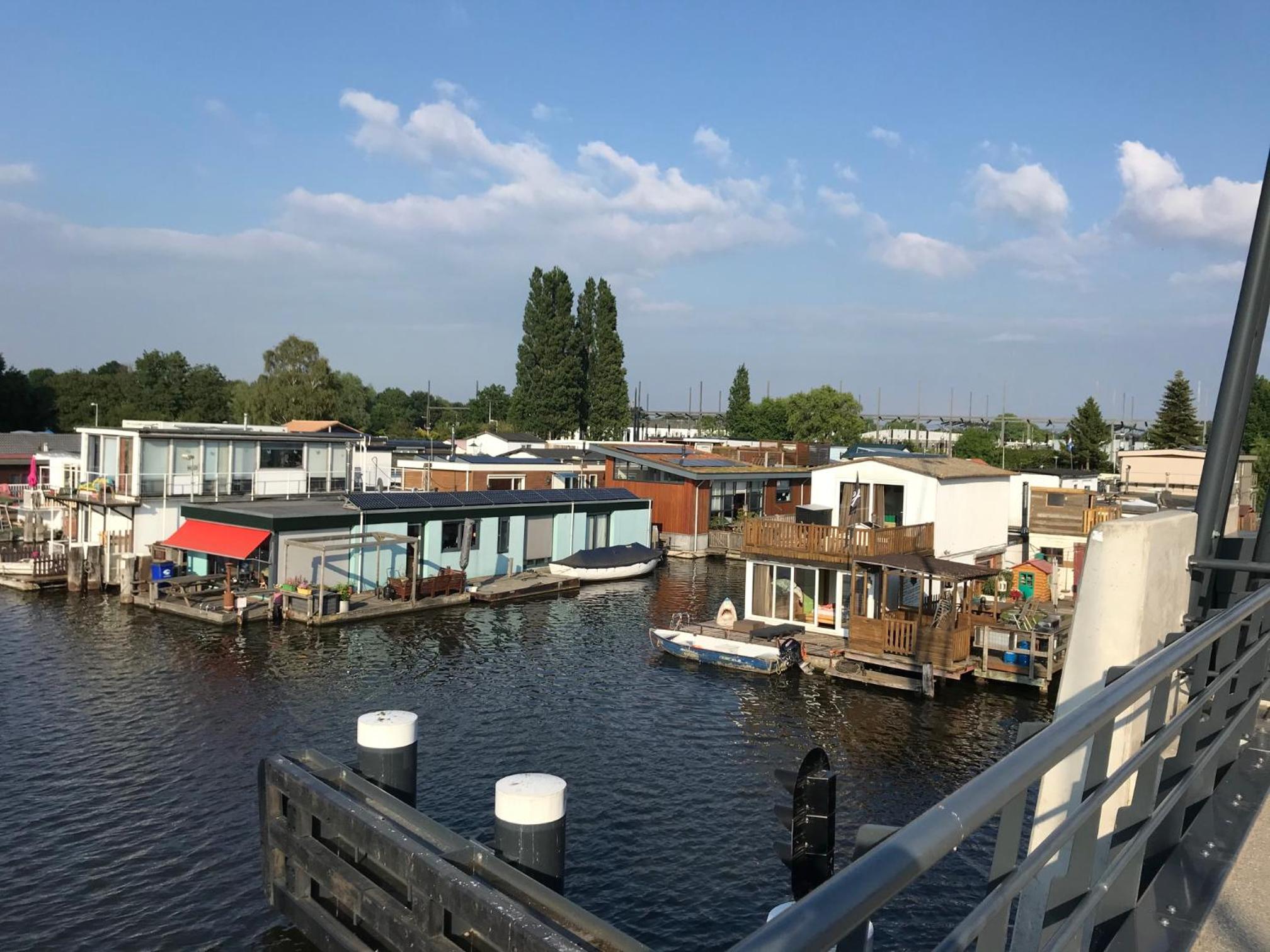 Houseboat apartment with water terrace, free bikes & fast wifi