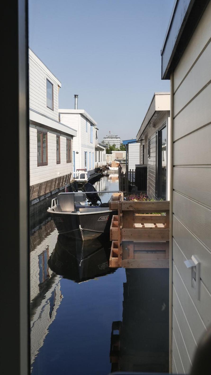 Houseboat apartment with water terrace, free bikes & fast wifi