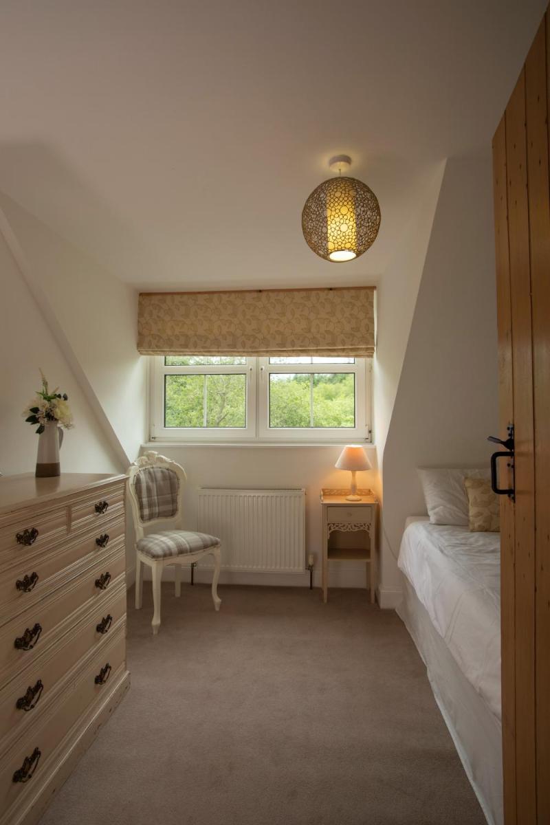 Ghillie's Cottage view 5