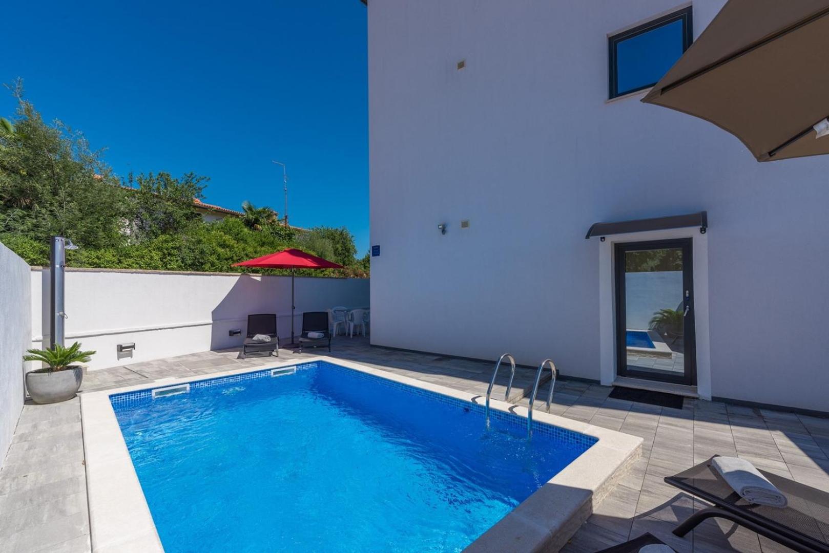 Apartment Vedran with Pool