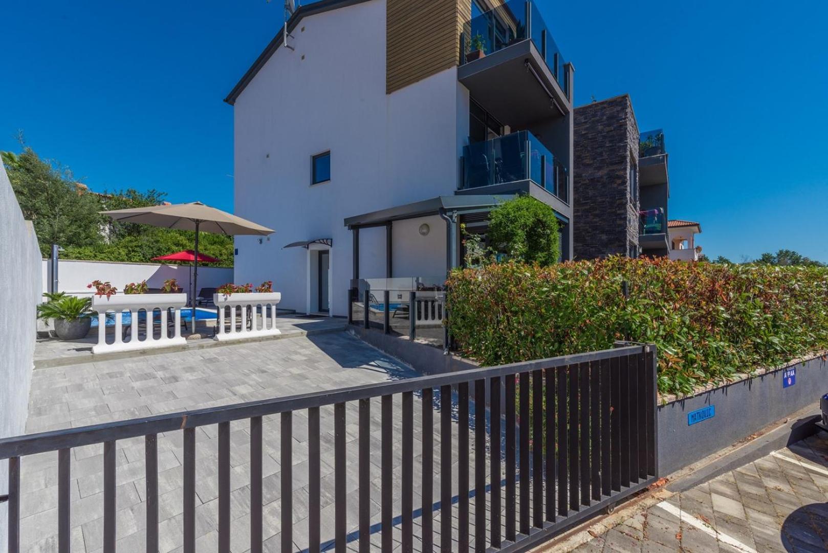 Apartment Vedran with Pool