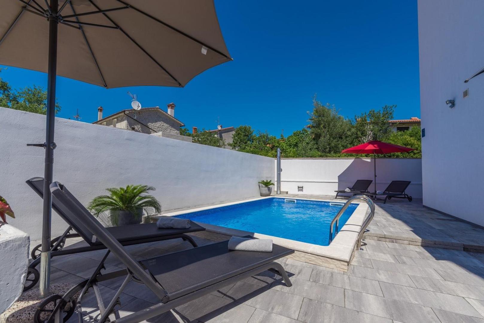 Apartment Vedran with Pool