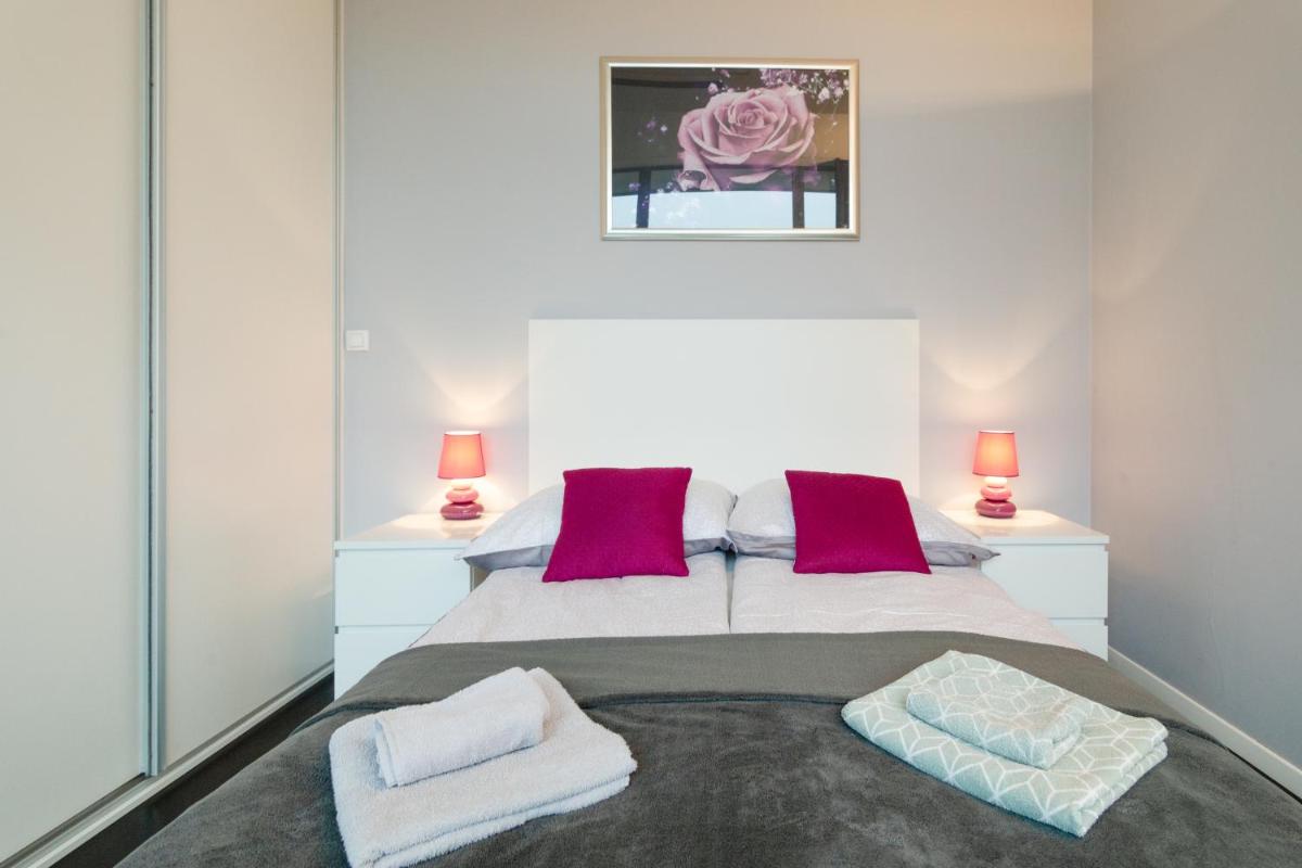Secret charm fully equipped Apt with balcony view 3