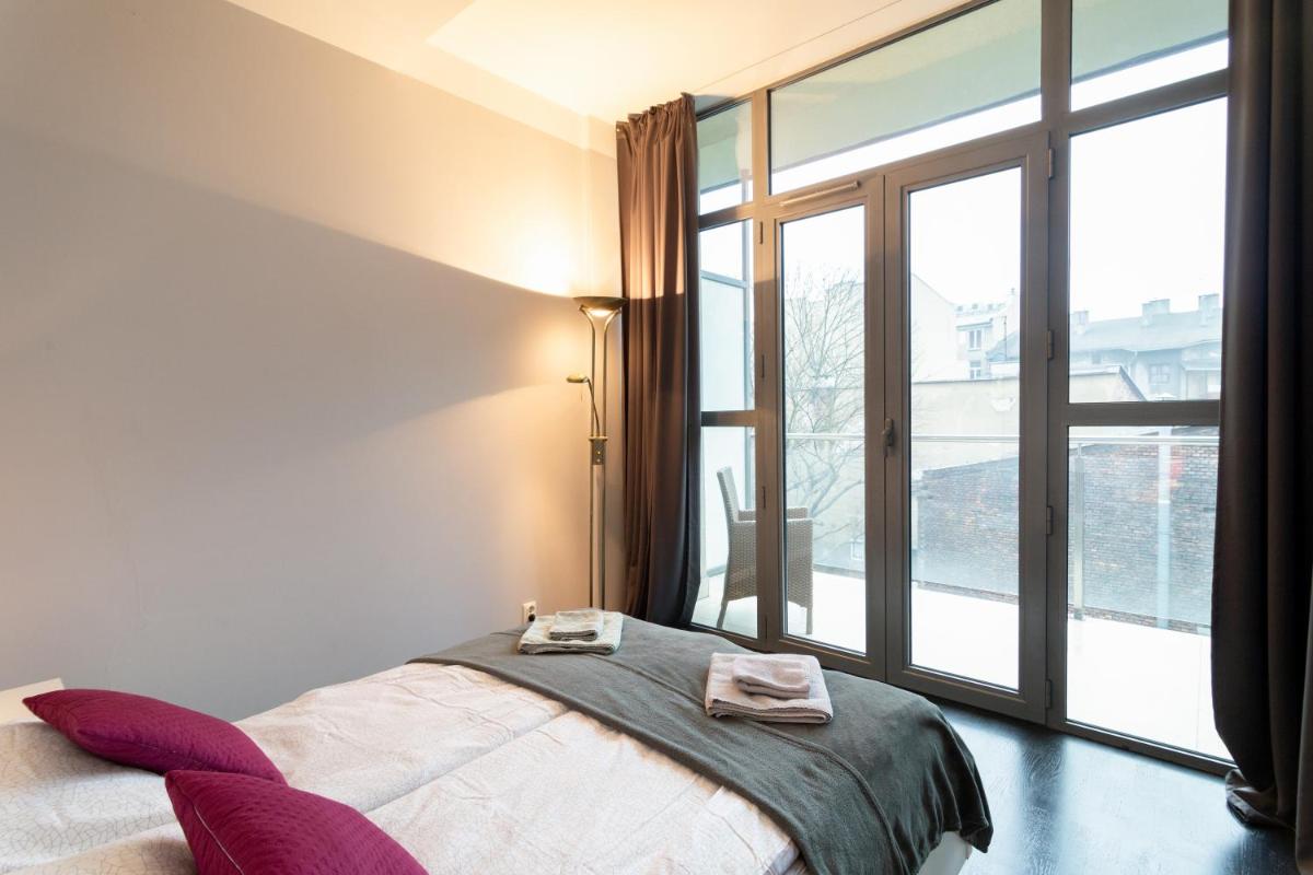 Secret charm fully equipped Apt with balcony view 4