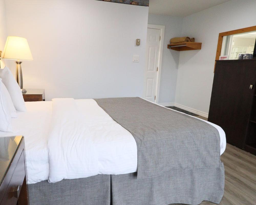Algonquin Lakeside Inn