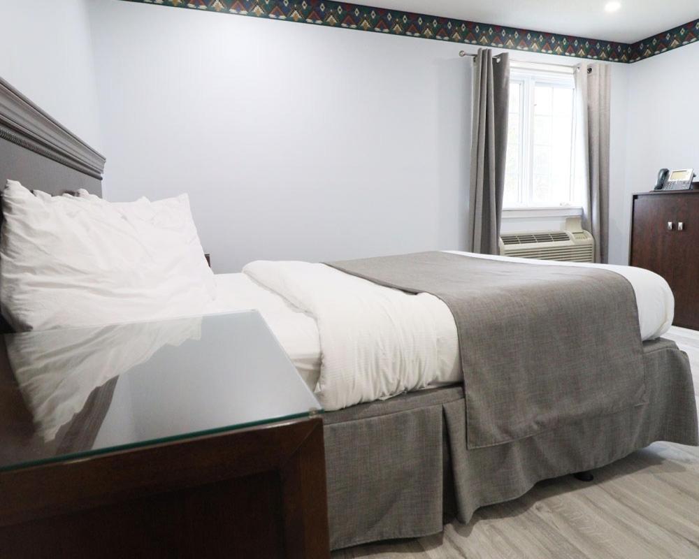 Algonquin Lakeside Inn