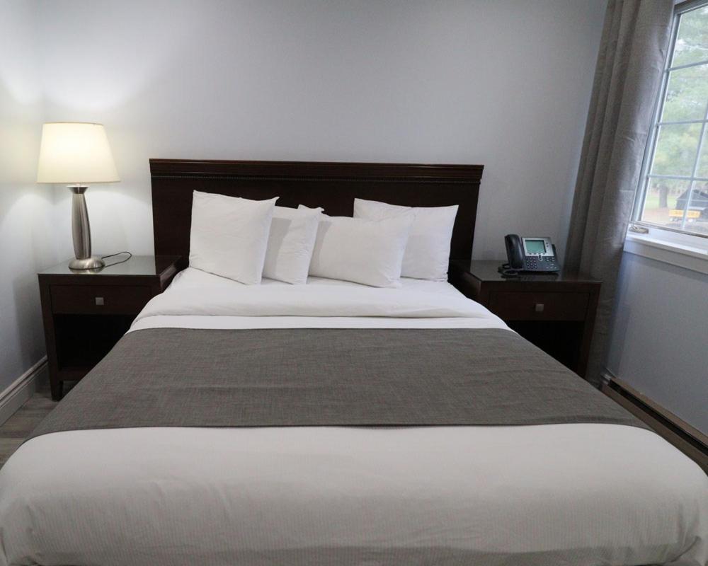 Algonquin Lakeside Inn